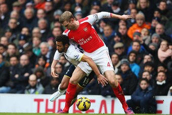 LONDON, ENGLAND - FEBRUARY 07:  Mousa Dembele of Tottenham Hotspur is challenged by Per Mertesacker of Arsenal during the Barclays Premier League match between Tottenham Hotspur and Arsenal at White Hart Lane on February 7, 2015 in London, England.  (Phot