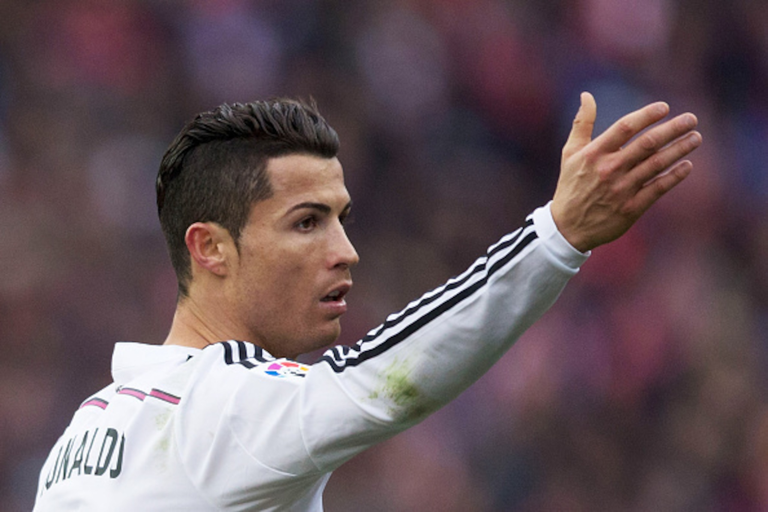 MADRID, SPAIN - FEBRUARY 07:  Cristiano Ronaldo of Real Madrid CF protests to the referee during the La Liga match between Club Atletico de Madrid and Real Madrid CF at Vicente Calderon Stadium on February 7, 2015 in Madrid, Spain.  (Photo by Gonzalo Arro