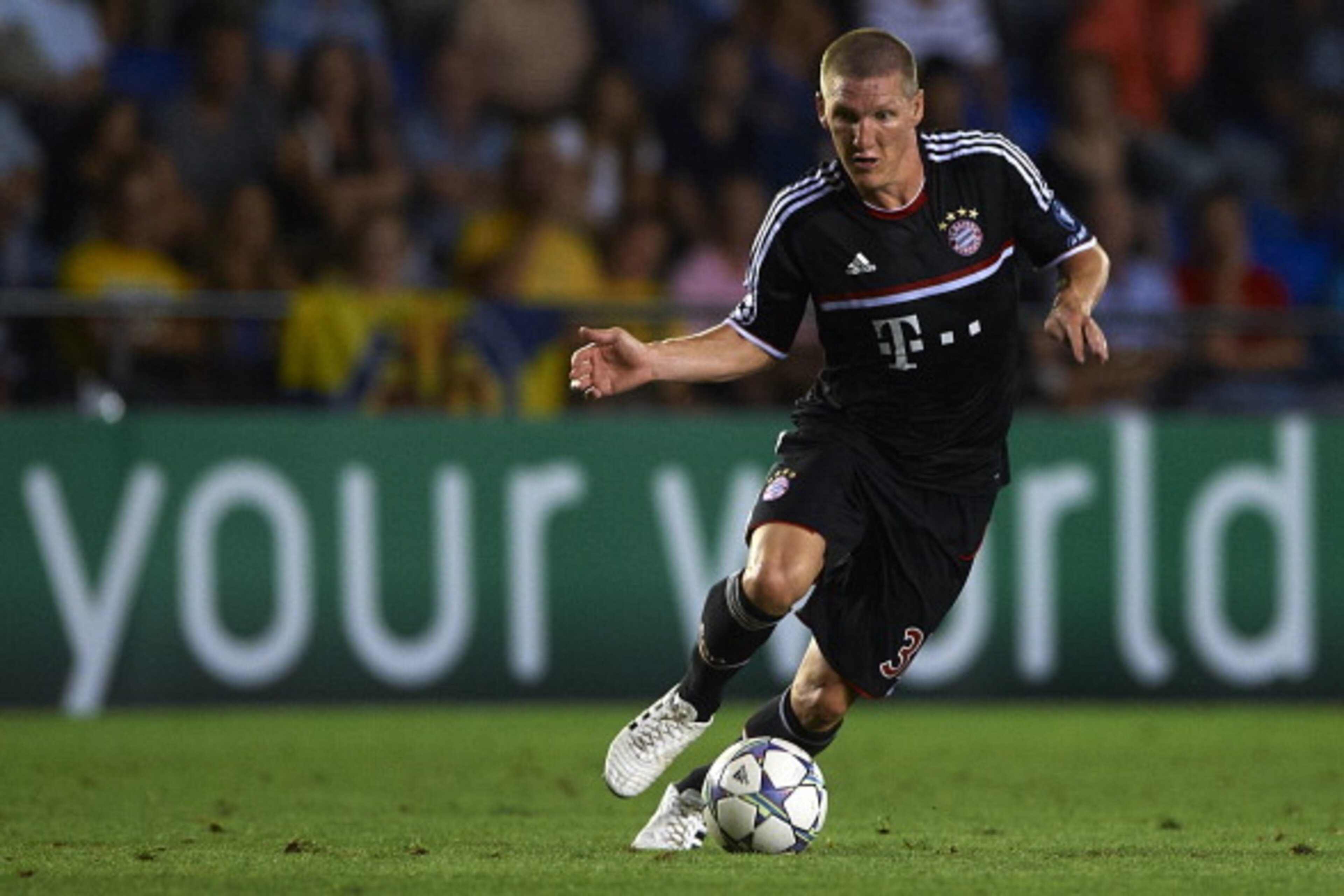 VILLARREAL, SPAIN - SEPTEMBER 14: Bastian Schweinsteiger of Bayern Muenchen in action during the UEFA Champions League group A match between Villarreal and Bayern Muenchen at El Madrigal on September 14, 2011 in Villarreal, Spain. (Photo by Manuel Queim VILLARREAL, SPAIN - SEPTEMBER 14: Bastian Schweinsteiger of Bayern Muenchen in action during the UEFA Champions League group A match between Villarreal and Bayern Muenchen at El Madrigal on September 14, 2011 in Villarreal, Spain. (Photo by Manuel Queim