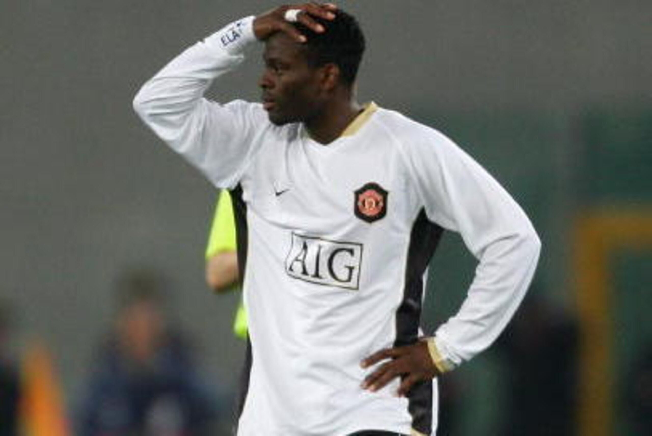 ROME - APRIL 04:  Louis Saha of Manchester United looks dejected after the UEFA Champions League Quarter Final match between AS Roma and Manchester United at the Olympic Stadium on April 4, 2007 in Rome, Italy.  (Photo by Alex Livesey/Getty Images)