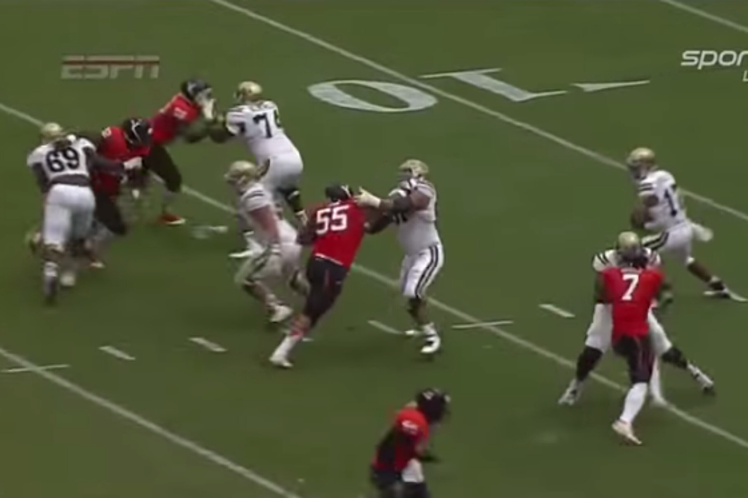 Brett Hundley decides to run the football