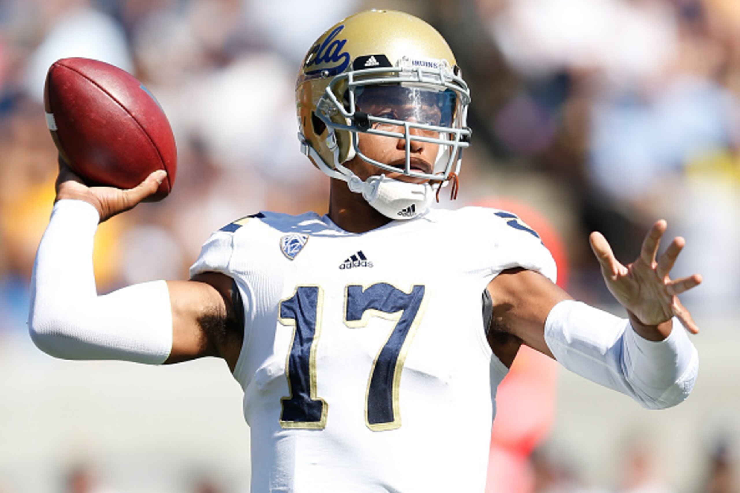 BERKELEY, CA - OCTOBER 18:  Brett Hundley #17 of the UCLA Bruins drops back to pass against the California Golden Bears during the second quarter at Kabam Field at California Memorial Stadium on October 18, 2014 in Berkeley, California.  (Photo by Thearon