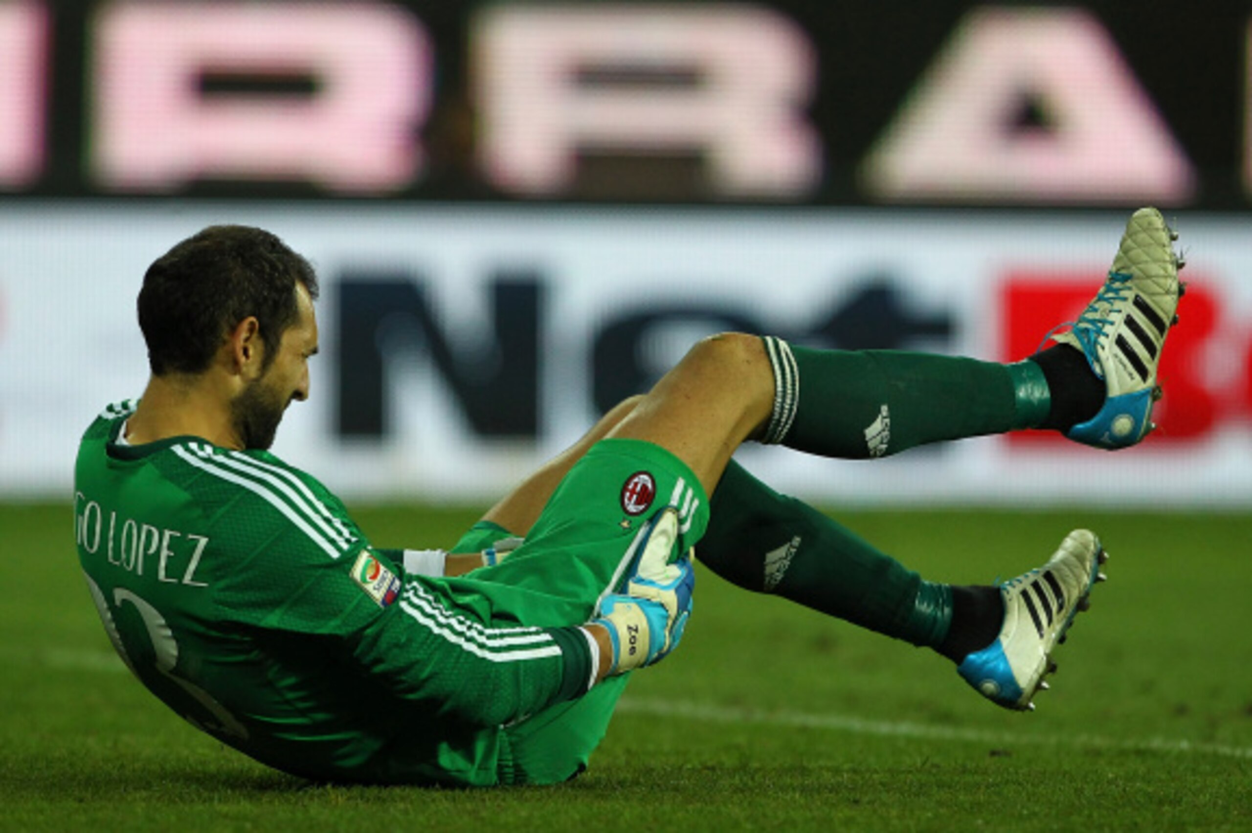 PARMA, ITALY - SEPTEMBER 14:  Diego Lopez of AC Milan lies injured during the Serie A match between Parma FC and AC Milan at Stadio Ennio Tardini on September 14, 2014 in Parma, Italy.  (Photo by Marco Luzzani/Getty Images)