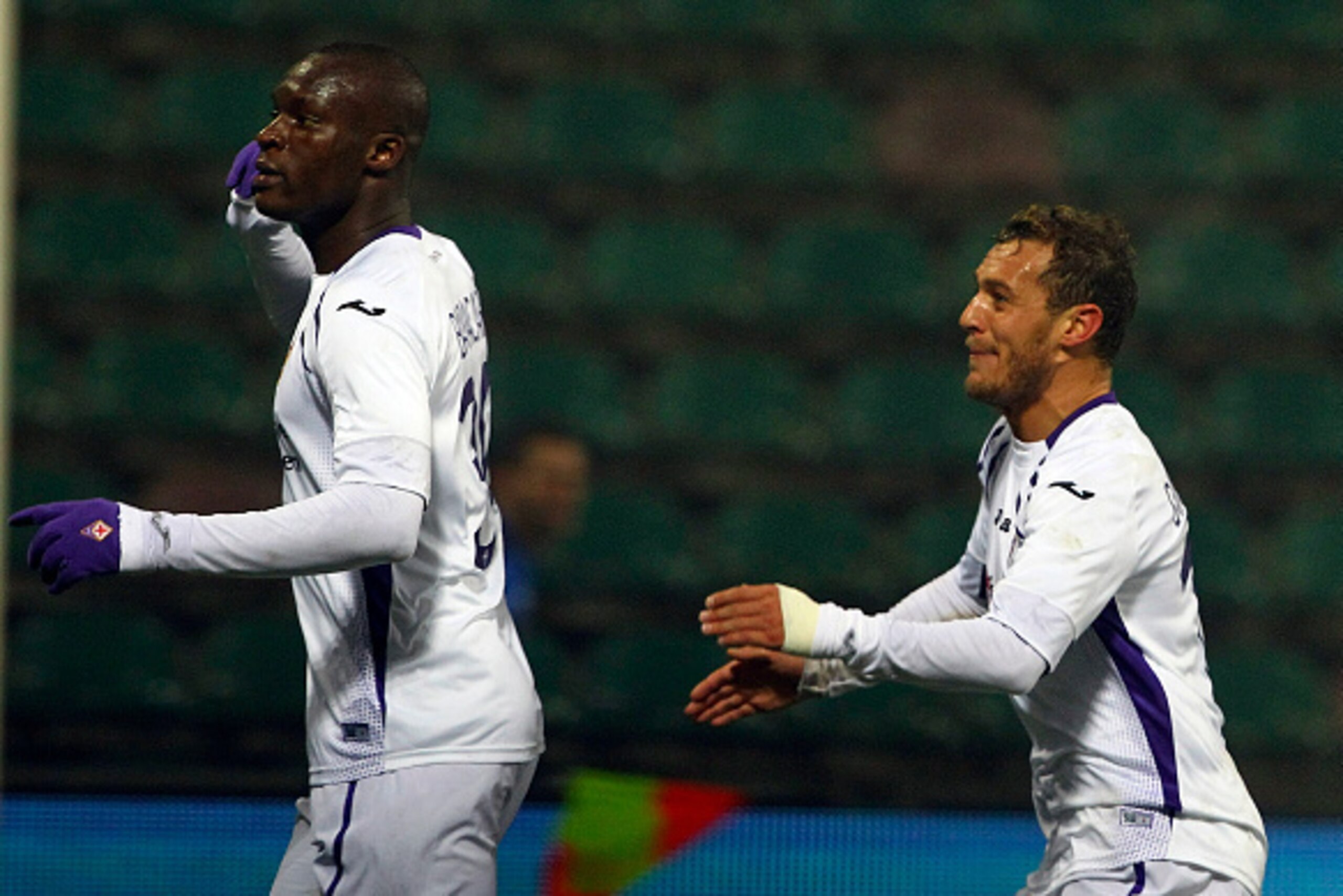 REGGIO NELL'EMILIA, ITALY - FEBRUARY 14:  Khouma El Babacar (L) of ACF Fiorentina celebrates his goal during the Serie A match between US Sassuolo Calcio and ACF Fiorentina on February 14, 2015 in Reggio nell'Emilia, Italy.  (Photo by Marco Luzzani/Getty 
