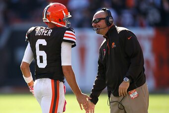 CLEVELAND, OH - OCTOBER 12:  Brian Hoyer #6 of the Cleveland Browns celebrates with head coach Mike Pettine during the fourth quarter against the Pittsburgh Steelers at FirstEnergy Stadium on October 12, 2014 in Cleveland, Ohio. Cleveland won the game 31-