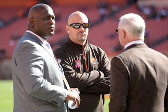 CLEVELAND, OH - OCTOBER 12:  Head coach Mike Pettine of the Cleveland Browns talks with general manager Ray Farmer (L) and owner Jimmy Haslam during warmups prior to the game against the Pittsburgh Steelers and at FirstEnergy Stadium on October 12, 2014 i