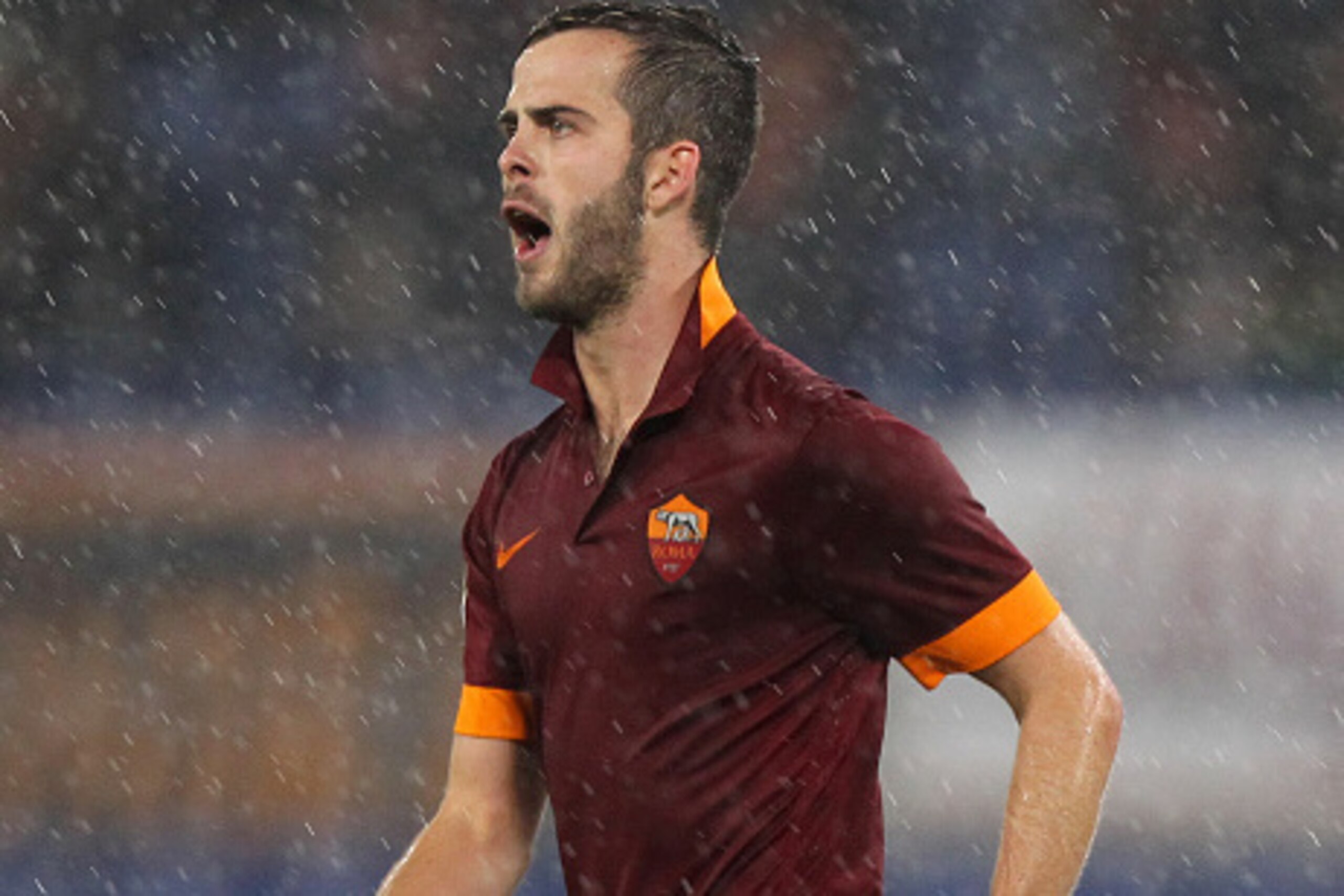 ROME, ITALY - NOVEMBER 30: Miralem Pjanic of AS Roma celebrates after scoring the third team's goal during the Serie A match between AS Roma and FC Internazionale Milano at Stadio Olimpico on November 30, 2014 in Rome, Italy. (Photo by Paolo Bruno/Getty ROME, ITALY - NOVEMBER 30: Miralem Pjanic of AS Roma celebrates after scoring the third team's goal during the Serie A match between AS Roma and FC Internazionale Milano at Stadio Olimpico on November 30, 2014 in Rome, Italy. (Photo by Paolo Bruno/Getty