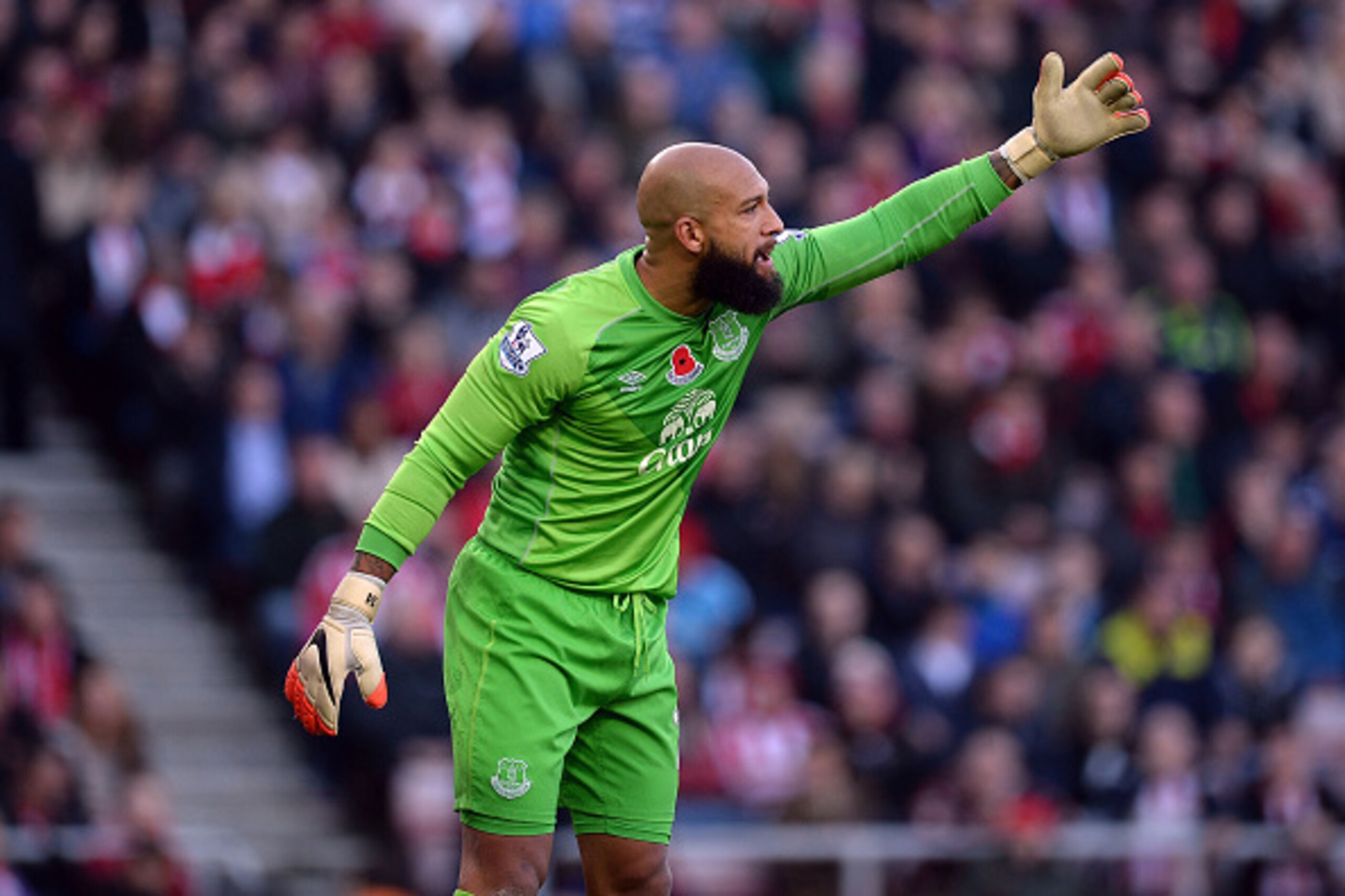 SUNDERLAND, ENGLAND - NOVEMBER 09:  Tim Howard of Everton during the Barclays Premier League match between Sunderland and Everton at Stadium of Light  on November 9, 2014 in Sunderland, England.  (Photo by Nigel Roddis/Getty Images)