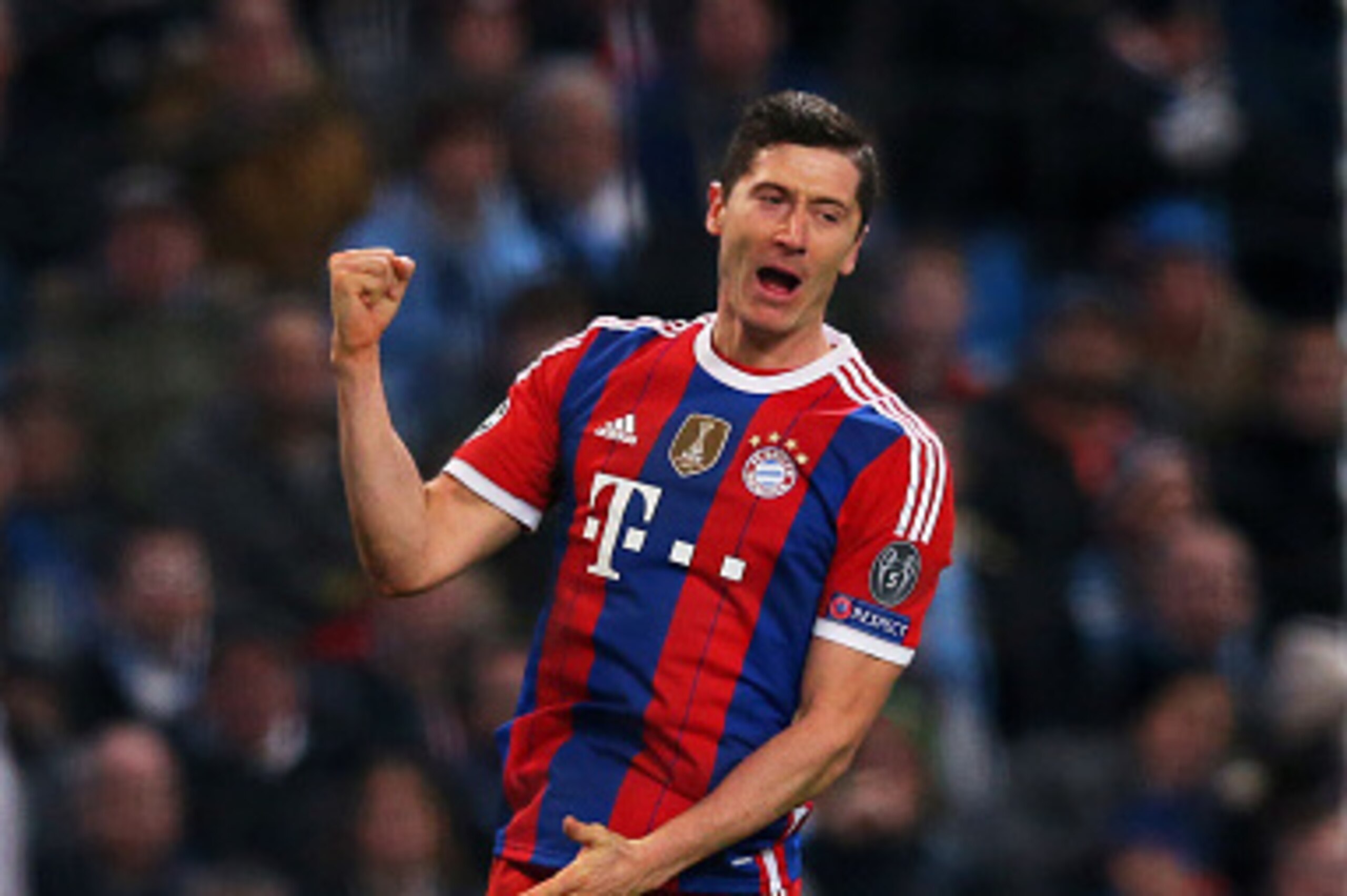MANCHESTER, ENGLAND - NOVEMBER 25: Robert Lewandowski of Bayern Muenchen celebrates after scoring his team's second goal during the UEFA Champions League Group E match between Manchester City and FC Bayern Muenchen at the Ethad Stadium on November 25, 20 MANCHESTER, ENGLAND - NOVEMBER 25: Robert Lewandowski of Bayern Muenchen celebrates after scoring his team's second goal during the UEFA Champions League Group E match between Manchester City and FC Bayern Muenchen at the Ethad Stadium on November 25, 20