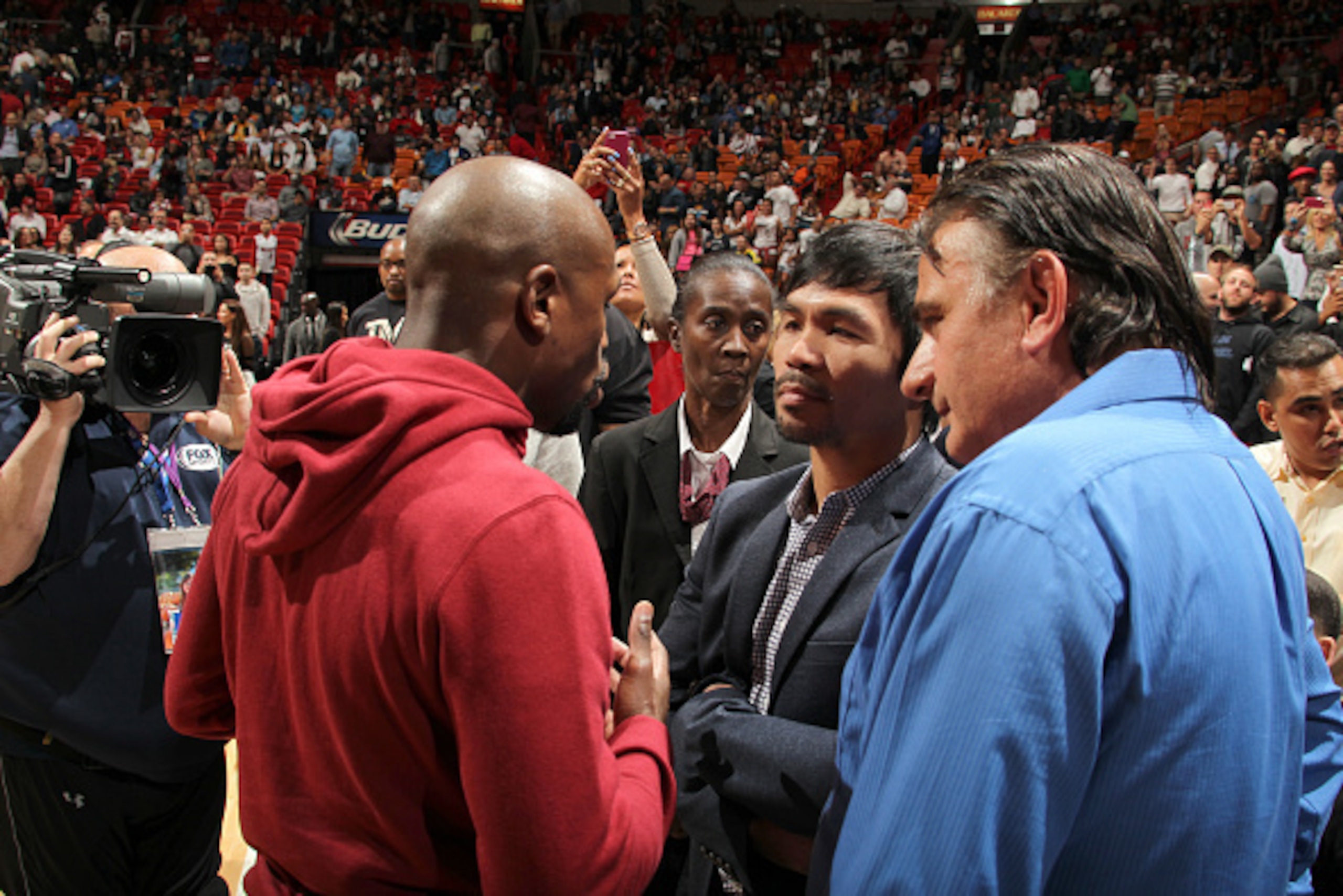 MIAMI, FL - JANUARY 27:  Boxers, Manny Pacquiao and Floyd Mayweather Jr talk before the game between the Milwaukee Bucks and Miami Heat on January 27, 2015 at American Airlines Arena in Miami, Florida. NOTE TO USER: User expressly acknowledges and agrees 