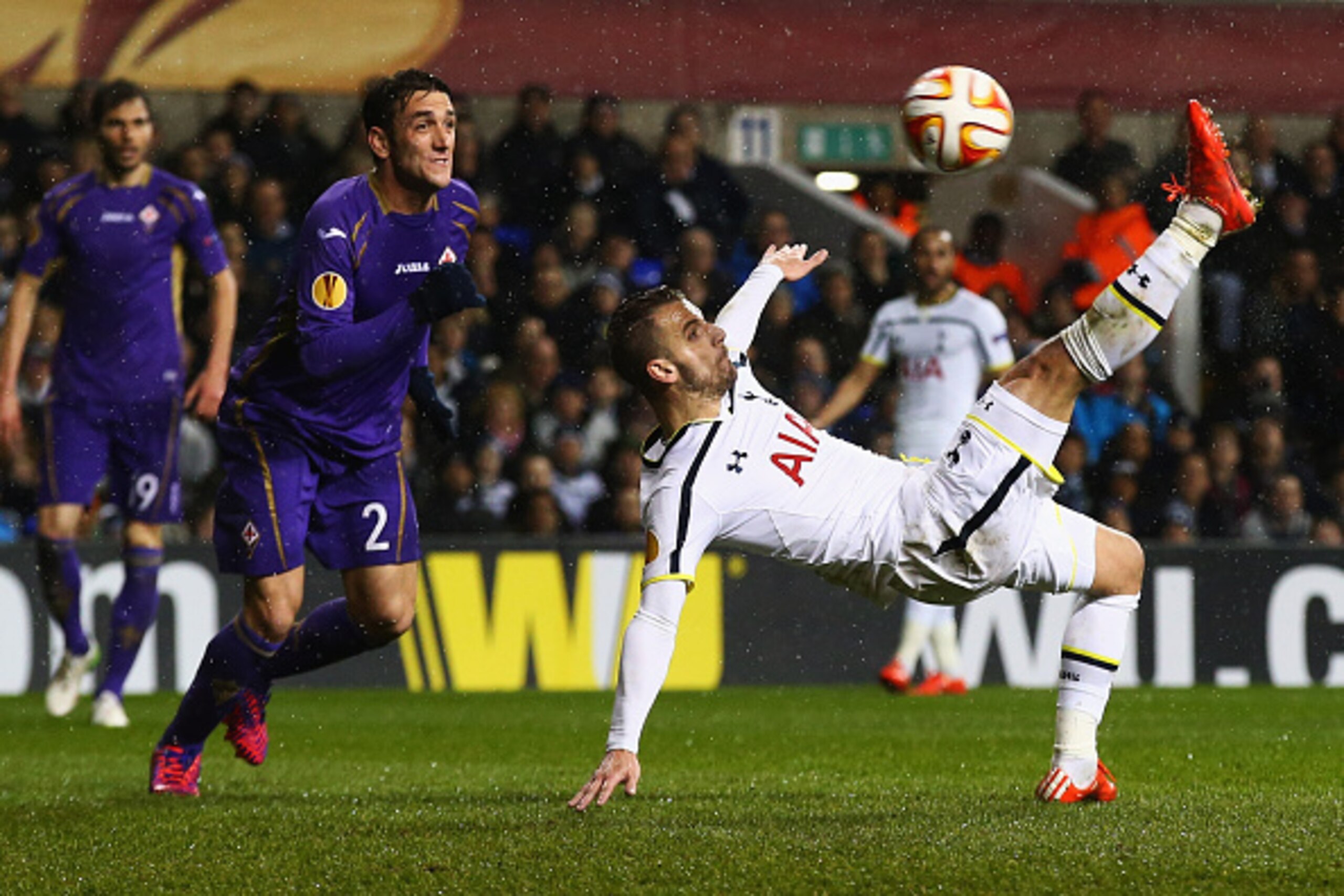 LONDON, ENGLAND - FEBRUARY 19:  Roberto Soldado of Spurs attempts a spectacular effort on goal during the UEFA Europa League Round of 32 first leg match between Tottenham Hotspur FC and ACF Fiorentina at White Hart Lane on February 19, 2015 in London, Uni
