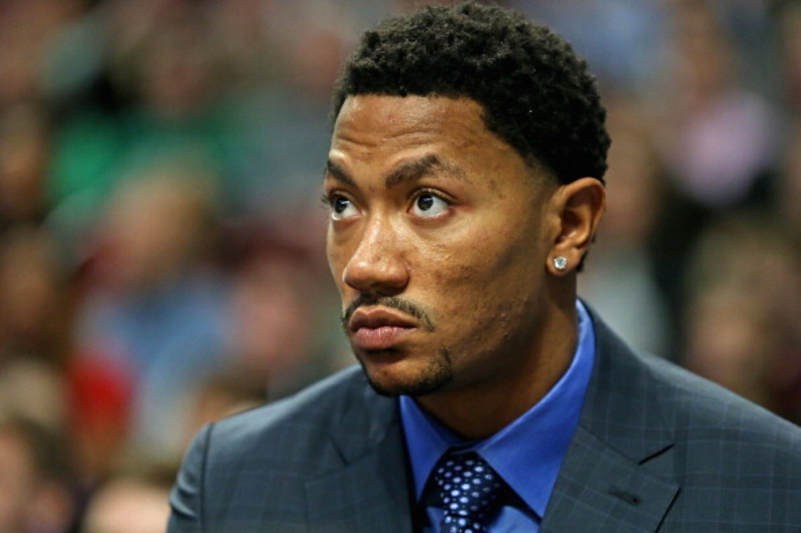 CHICAGO, IL - MARCH 17:  Derrick Rose #1 of the Chicago Bulls watches his teammates from the bench during a game against the Oklahoma City Thunder at the United Center on March 17, 2014 in Chicago, Illinois. The Thunder defeated the Bulls 97-85. NOTE TO U