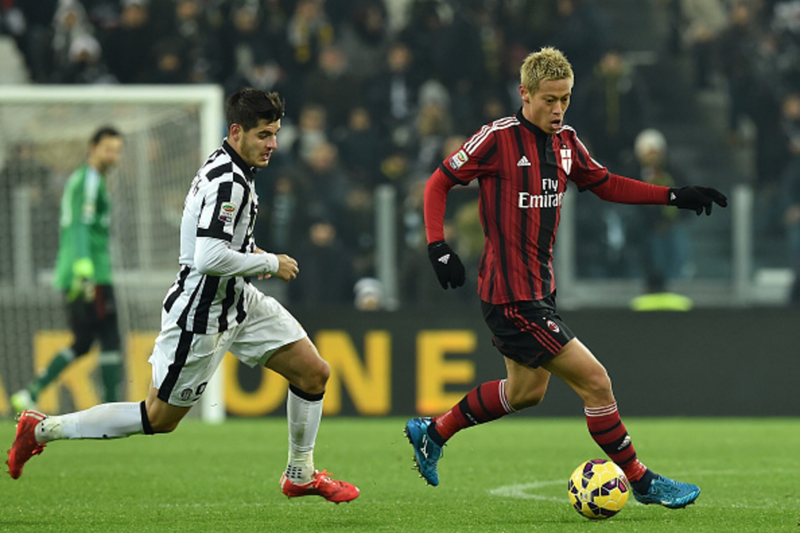 TURIN, ITALY - FEBRUARY 07:  Keisuke Honda (R) of AC Milan in action against Alvaro Morata (R) of Juventus FC during the Serie A match between Juventus FC and AC Milan at Juventus Arena on February 7, 2015 in Turin, Italy.  (Photo by Valerio Pennicino/Get