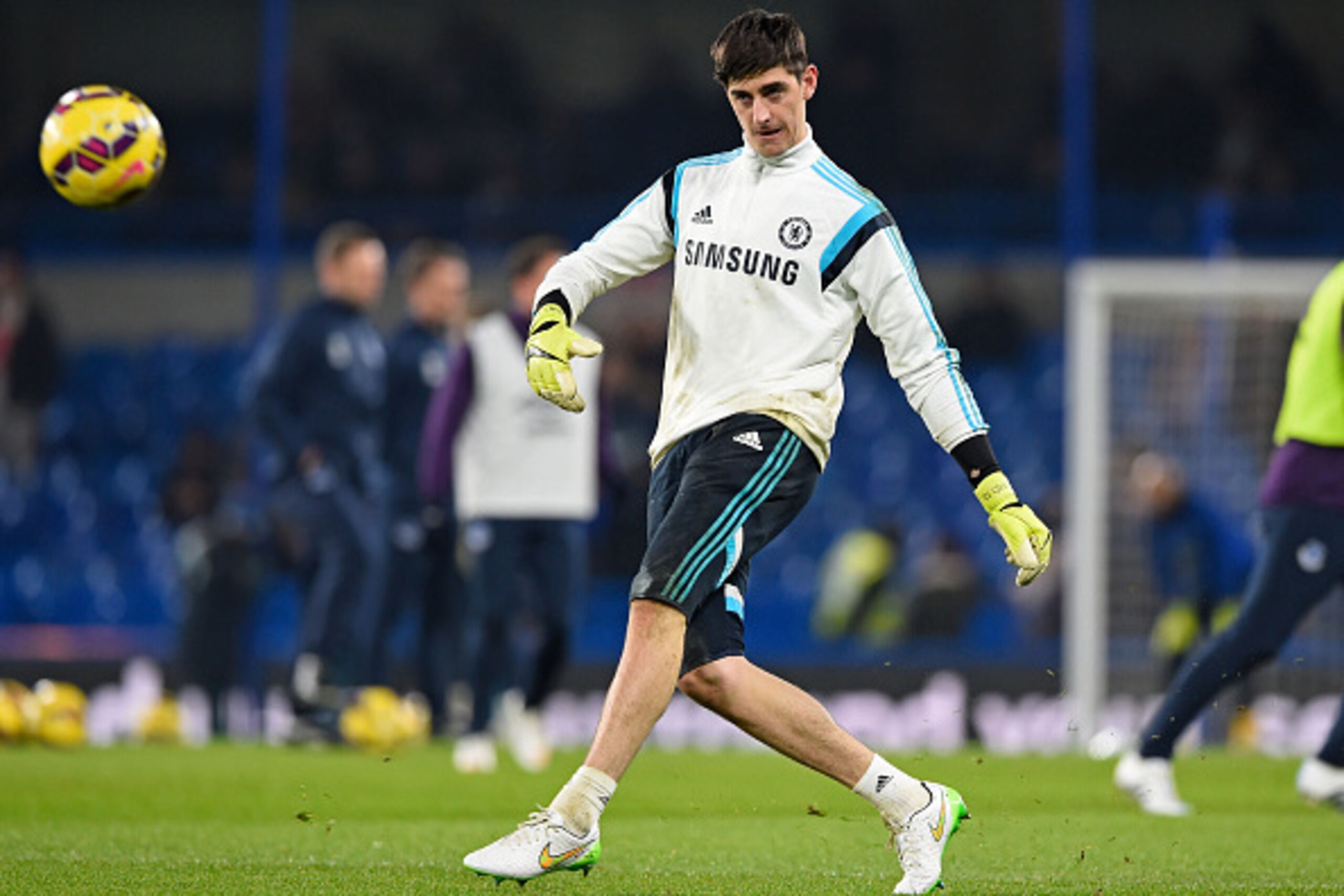 LONDON, ENGLAND - FEBRUARY 11:  Thibaut Courtois of Chelsea warms up prior to the Barclays Premier League match between Chelsea and Everton at Stamford Bridge on February 11, 2015 in London, England.  (Photo by Mike Hewitt/Getty Images)