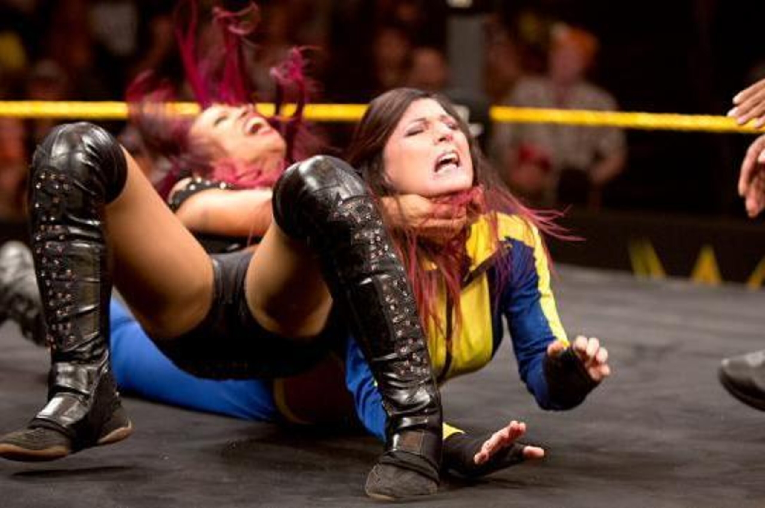 Sasha Banks forces Blue Pants to tap out.