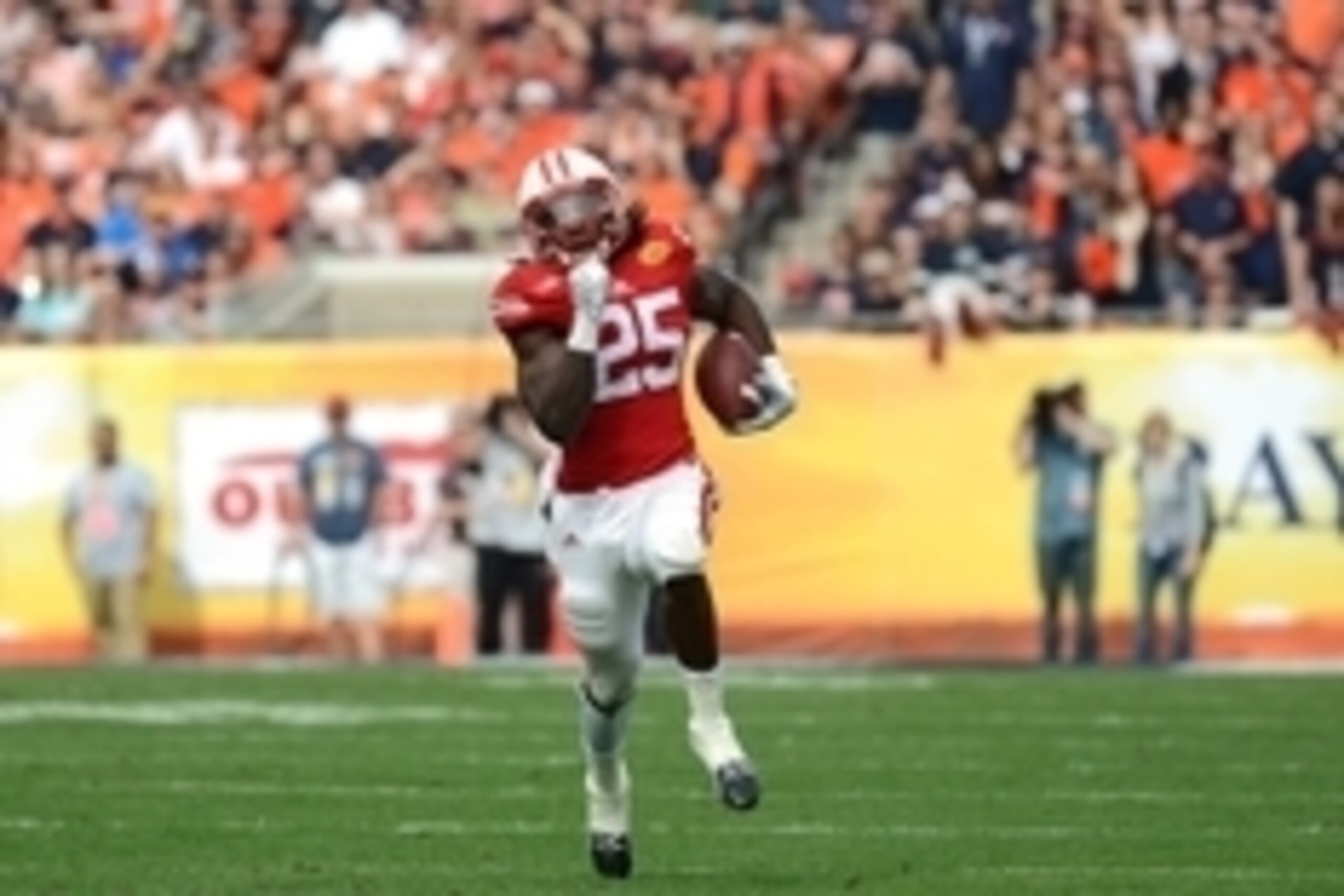 Jan 1, 2015; Tampa, FL, USA; Wisconsin Badgers running back Melvin Gordon (25) runs the ball in the first half against the Auburn Tigers in the 2015 Outback Bowl at Raymond James Stadium. Wisconsin defeated Auburn 34-31 in overtime. Mandatory Credit: Jona