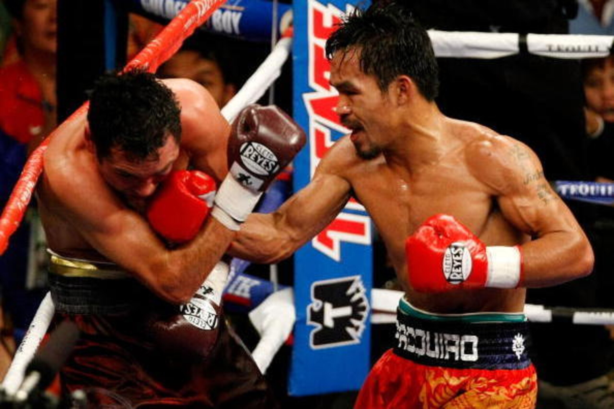 LAS VEGAS - DECEMBER 06:  (R-L) Manny Pacquiao of the Philippines connects with a right to the head of Oscar De La Hoya during their welterweight fight at the MGM Grand Garden Arena December 6, 2008 in Las Vegas, Nevada.  (Photo by Ethan Miller/Getty Imag