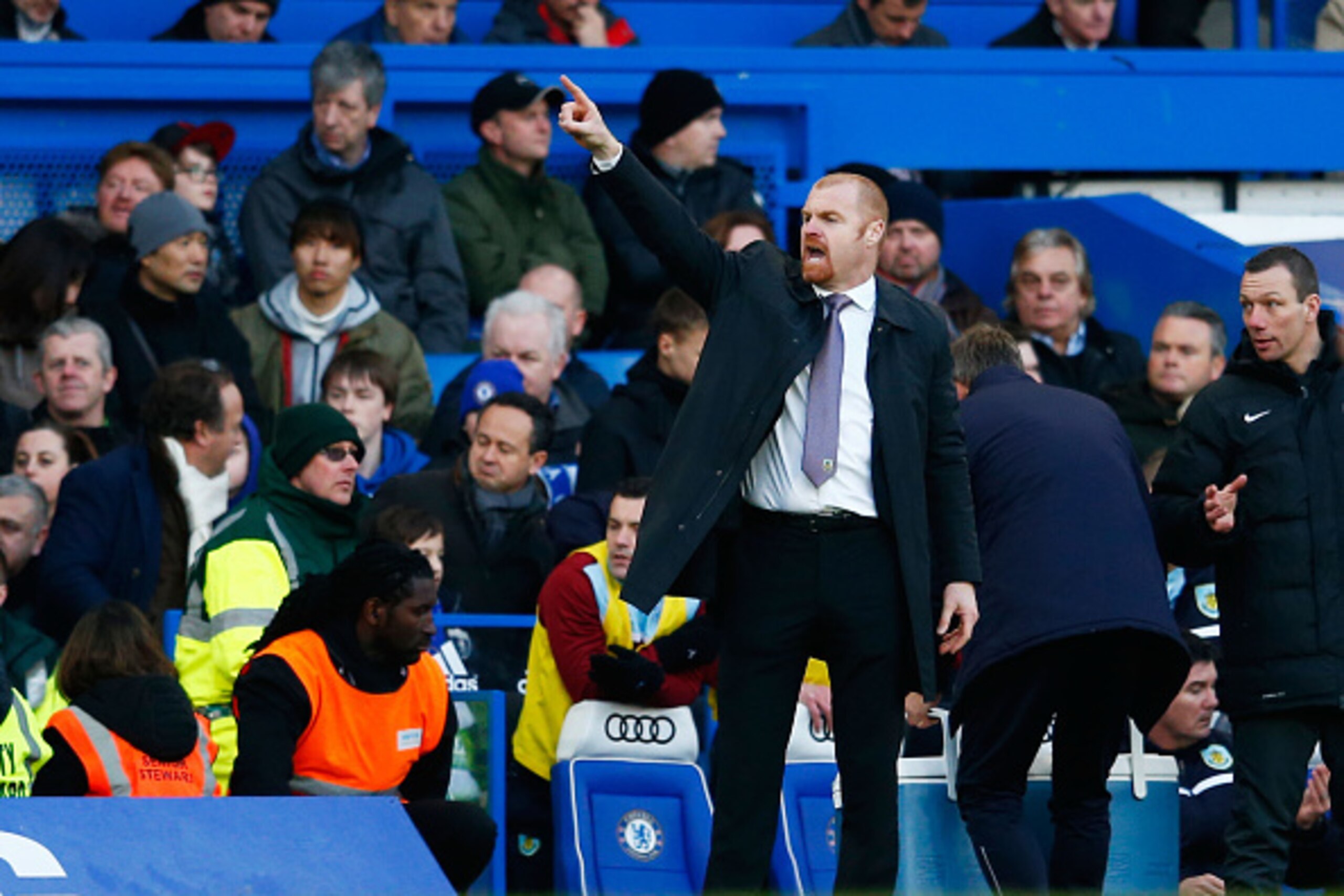 LONDON, ENGLAND - FEBRUARY 21:  Sean Dyche the manager of Burnley reacts during the Barclays Premier League match between Chelsea and Burnley at Stamford Bridge on February 21, 2015 in London, England.  (Photo by Julian Finney/Getty Images)