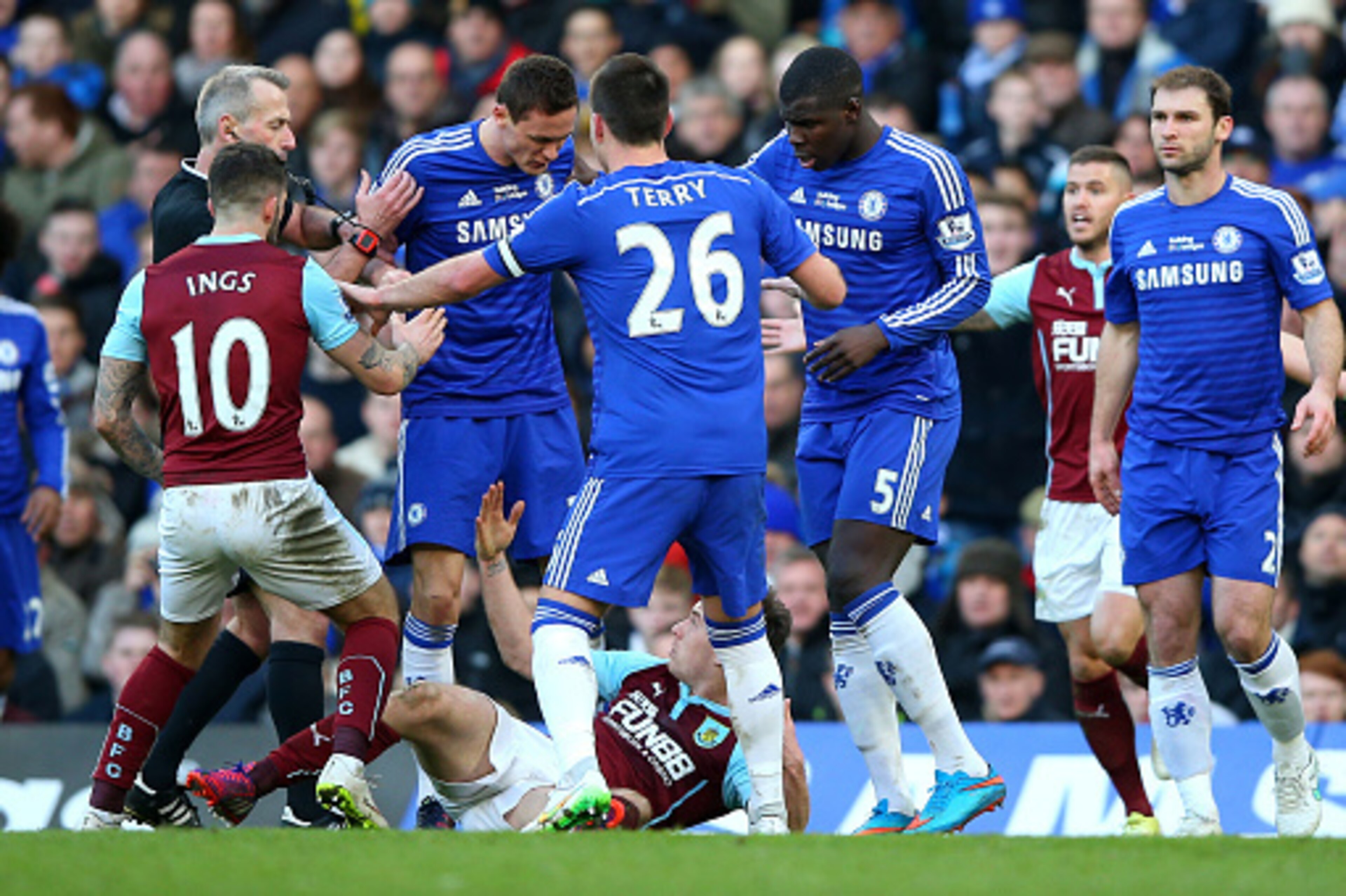 LONDON, ENGLAND - FEBRUARY 21:  Referee Martin Atkinson shows the red card to Nemanja Matic of Chelsea for his reaction to the tackle by Ashley Barnes of Burnley during the Barclays Premier League match between Chelsea and Burnley at Stamford Bridge on Fe