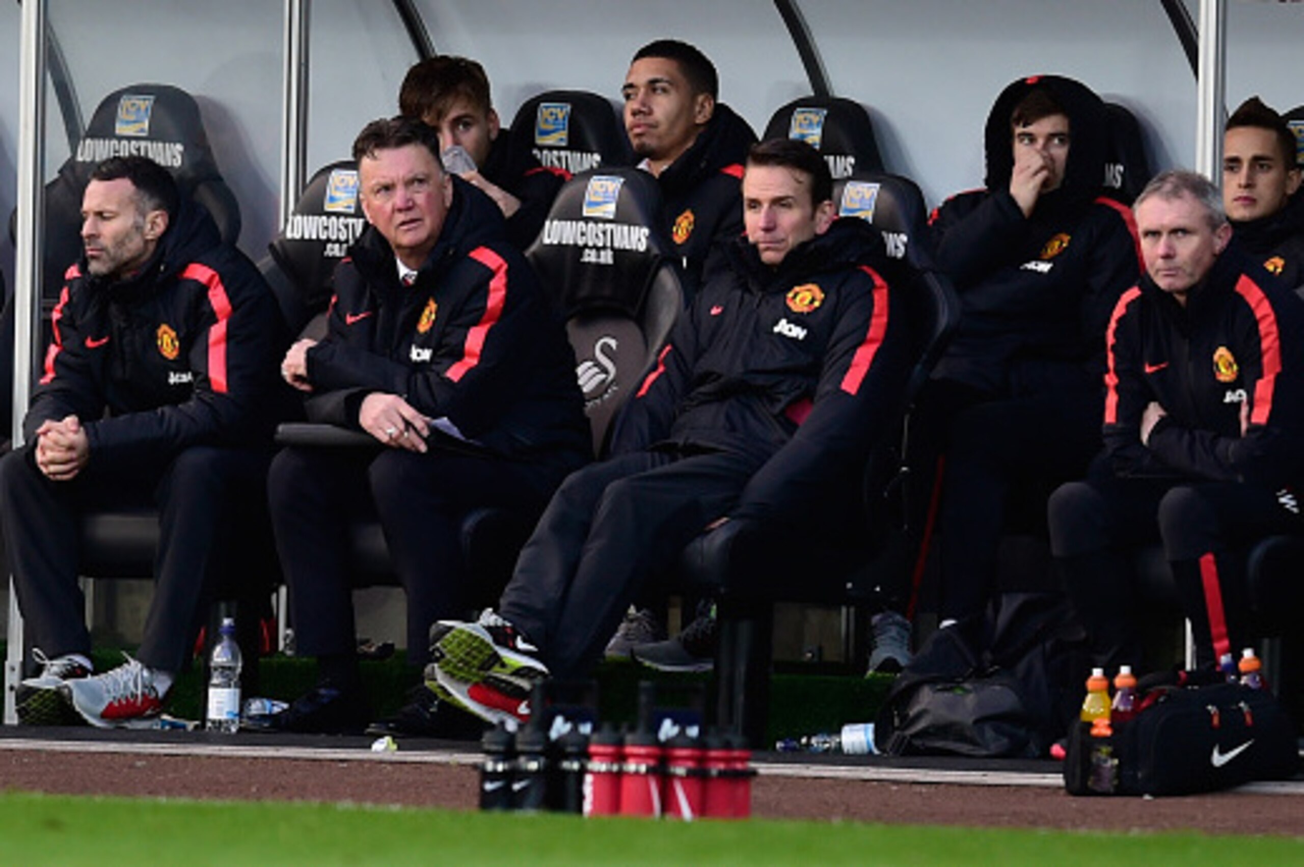 SWANSEA, WALES - FEBRUARY 21:  Manchester United manager Louis Van Gaal (2nd left) and staff react during the Barclays Premier League match between Swansea City and Manchester United at Liberty Stadium on February 21, 2015 in Swansea, Wales.  (Photo by St