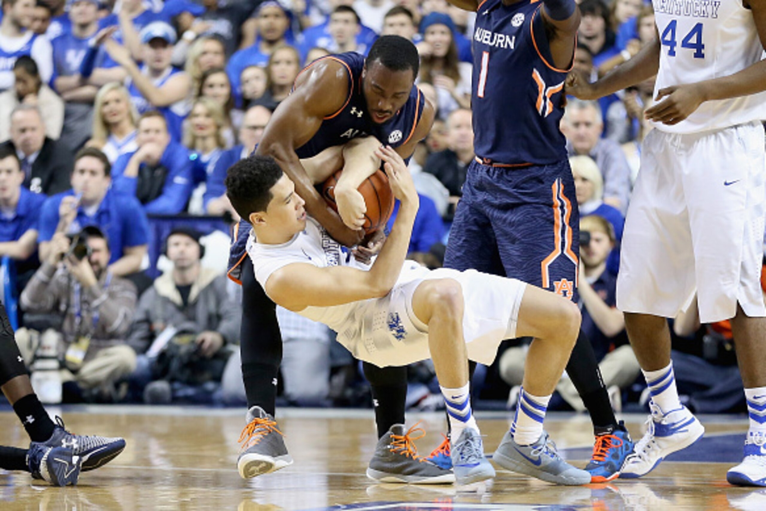 LEXINGTON, KY - FEBRUARY 21:  Devin Booker #1 of the Kentucky Wildcats and Antoine Mason #14 of the Auburn Tigers battle for a loose ball during the game at Rupp Arena on February 21, 2015 in Lexington, Kentucky.  (Photo by Andy Lyons/Getty Images)