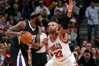 CHICAGO, IL - FEBRUARY 10: Reggie Evans #30 of the Sacramento Kings handles the ball against Taj Gibson #22 of the Chicago Bulls on February 10, 2015 at the United Center in Chicago, Illinois. NOTE TO USER: User expressly acknowledges and agrees that, by 
