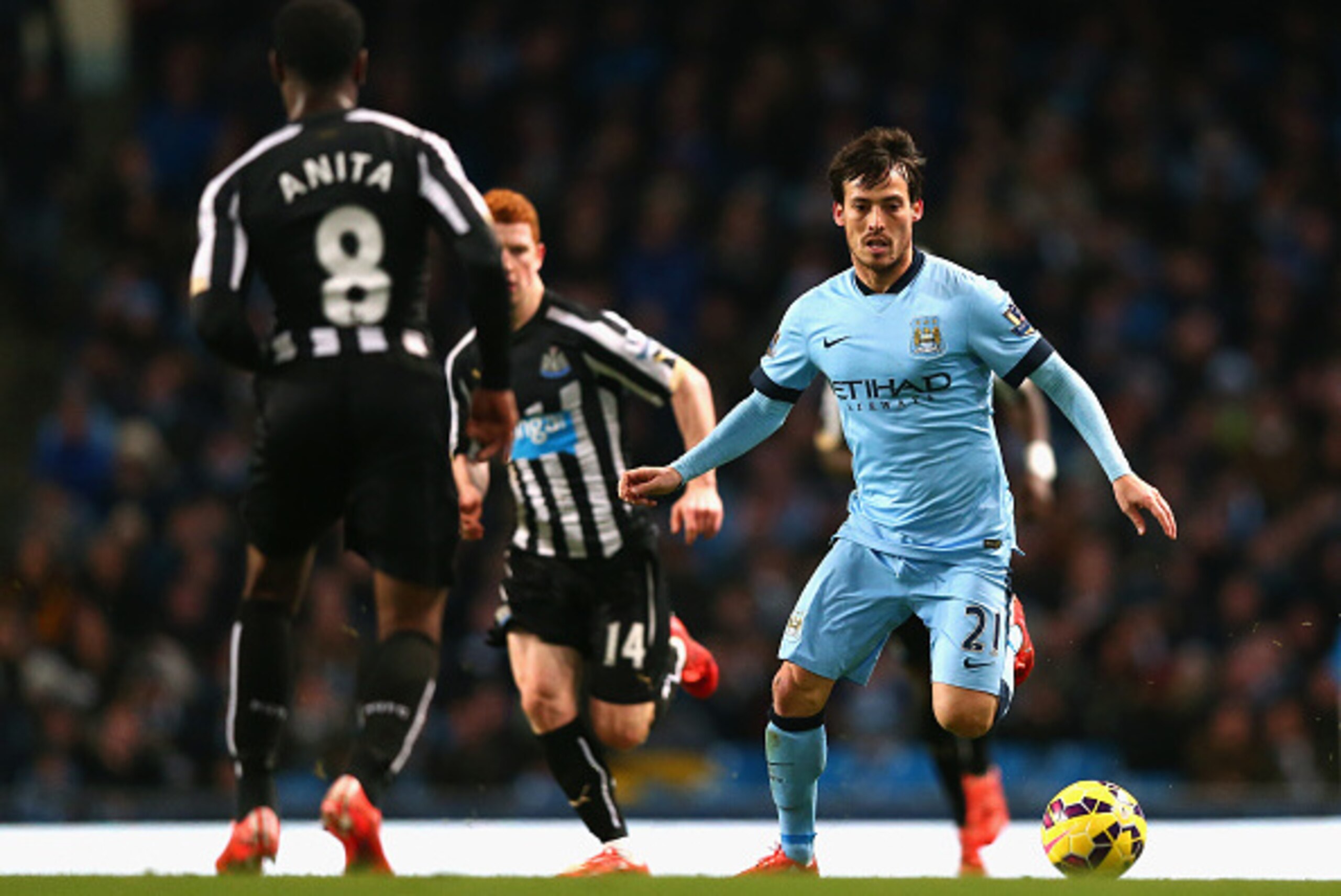 MANCHESTER, ENGLAND - FEBRUARY 21: David Silva of Manchester City on the ball during the Barclays Premier League match between Manchester City and Newcastle United at Etihad Stadium on February 21, 2015 in Manchester, England.  (Photo by Clive Brunskill/G
