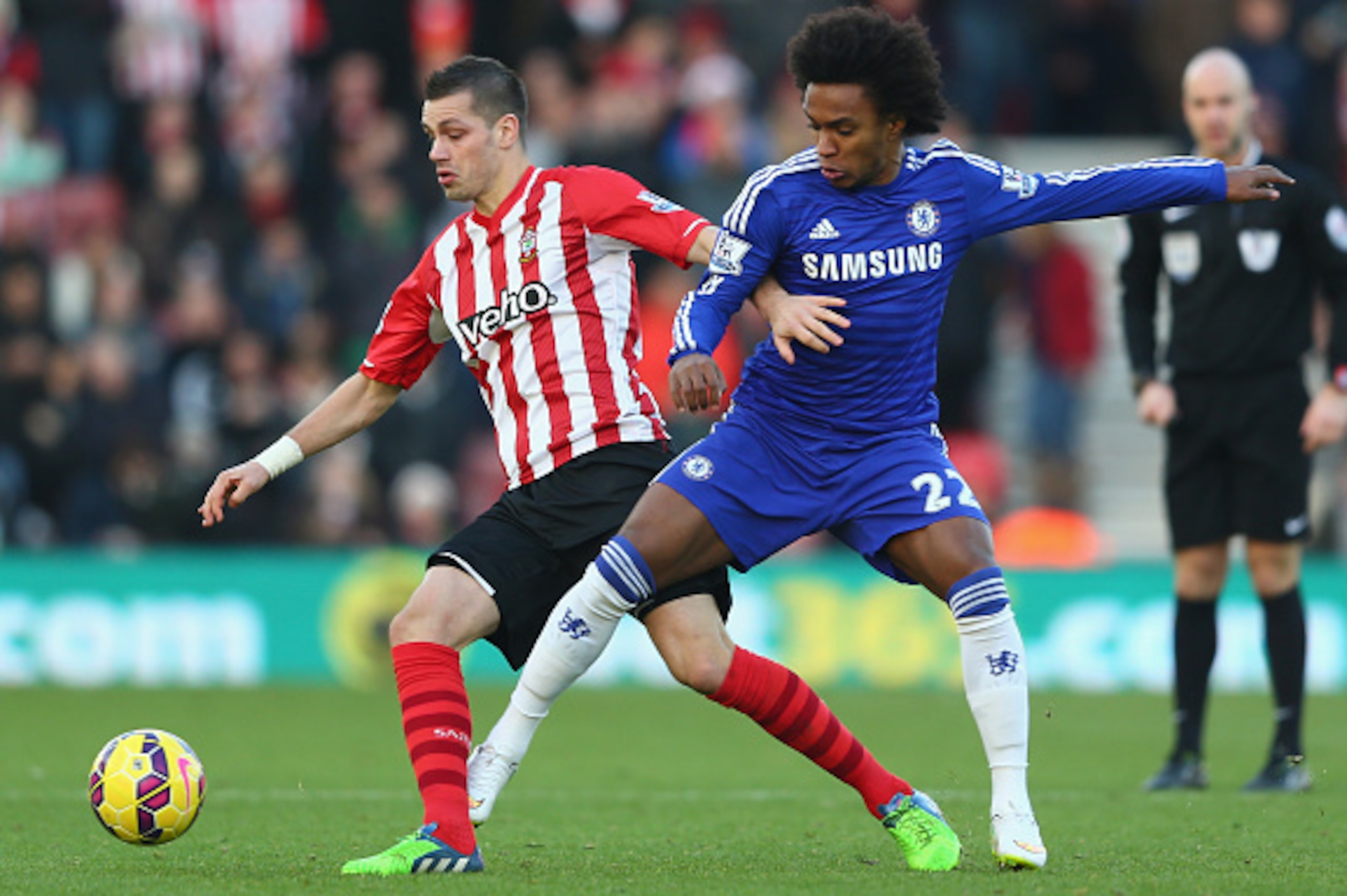 SOUTHAMPTON, ENGLAND - DECEMBER 28:  Morgan Schneiderlin (L) of Southampton is put under pressure by Willian (R) of Chelsea during the Barclays Premier League match between Southampton and Chelsea at St Mary's Stadium on December 28, 2014 in Southampton, 