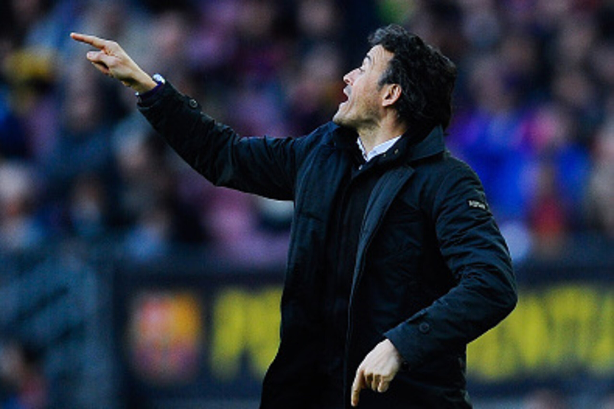 BARCELONA, SPAIN - FEBRUARY 15:  Head coach Luis Enrique of FC Barcelona directs his players during the La Liga match between FC Barcelona and Levante UD at Camp Nou on February 15, 2015 in Barcelona, Spain.  (Photo by David Ramos/Getty Images )