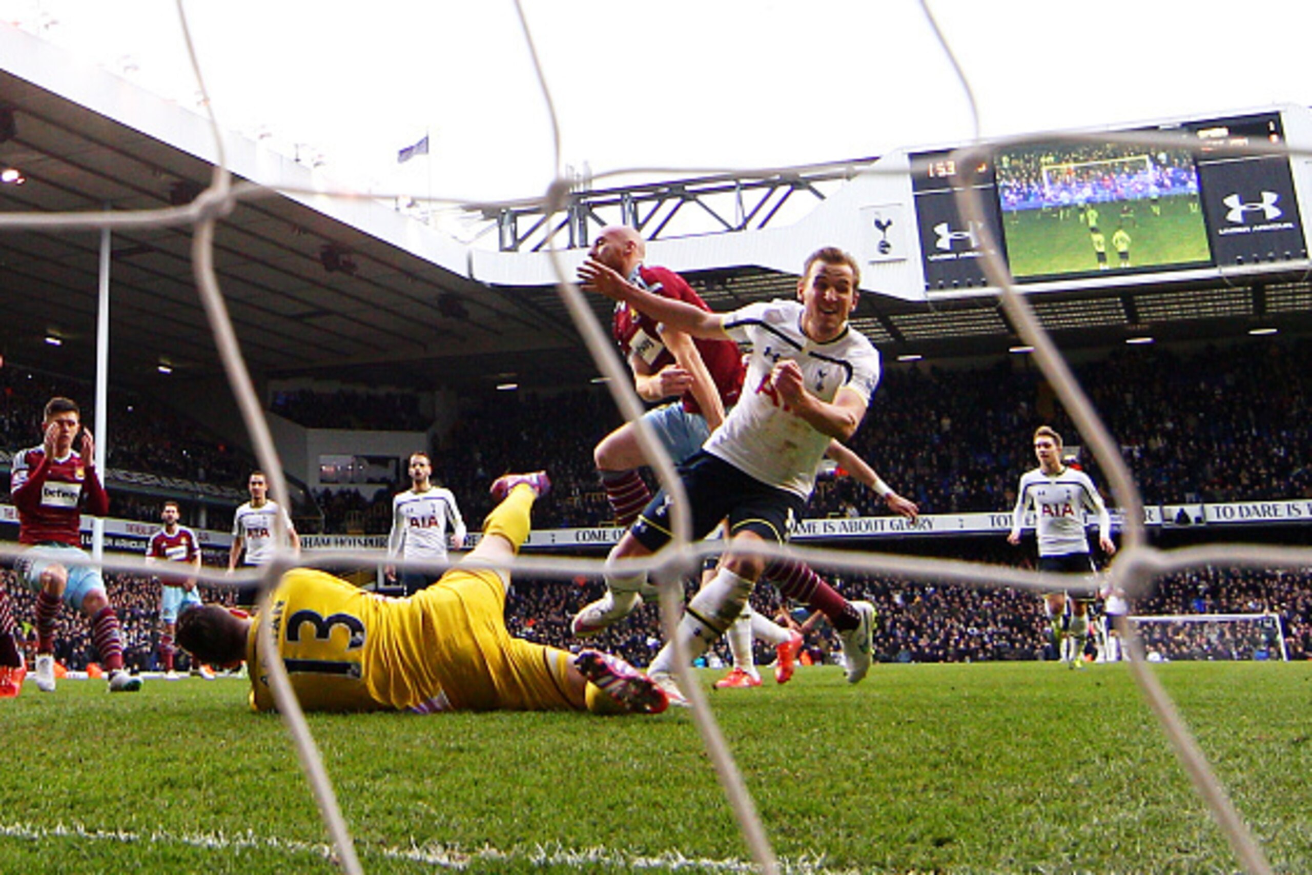 LONDON, ENGLAND - FEBRUARY 22:  Harry Kane of Spurs turns away to celebrate, after scoring past goalkeeper Adrian of West Ham from the penalty rebound to level the scores at 2-2 during the Barclays Premier League match between Tottenham Hotspur and West H