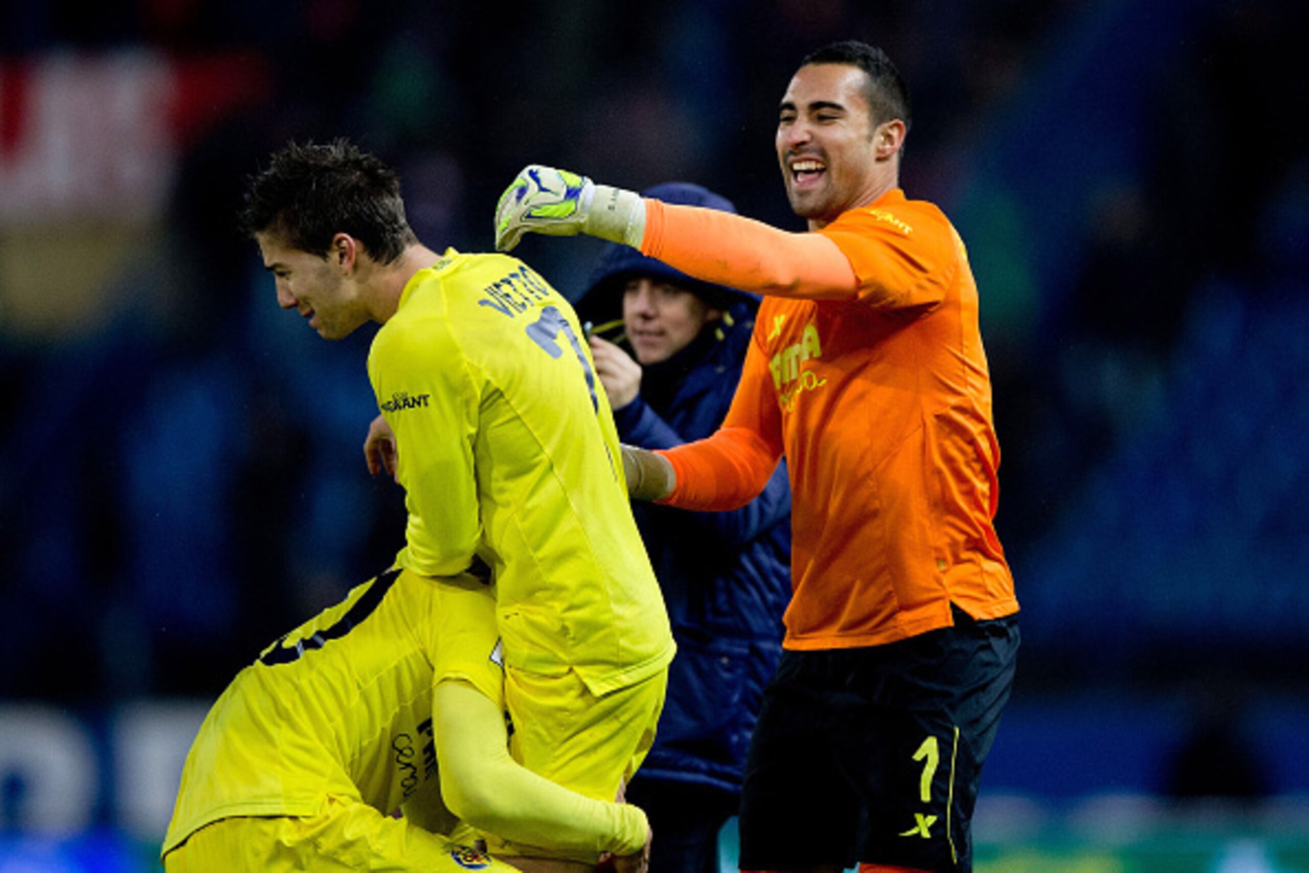 MADRID, SPAIN - DECEMBER 14: Goalkeeper Sergio Asenjo (R) of Villarreal CF celebrates their victory with goal scorer Luciano Dario Vietto (L) after the La Liga match between Club Atletico de Madrid and Villarreal CF at Vicente Calderon Stadium on December