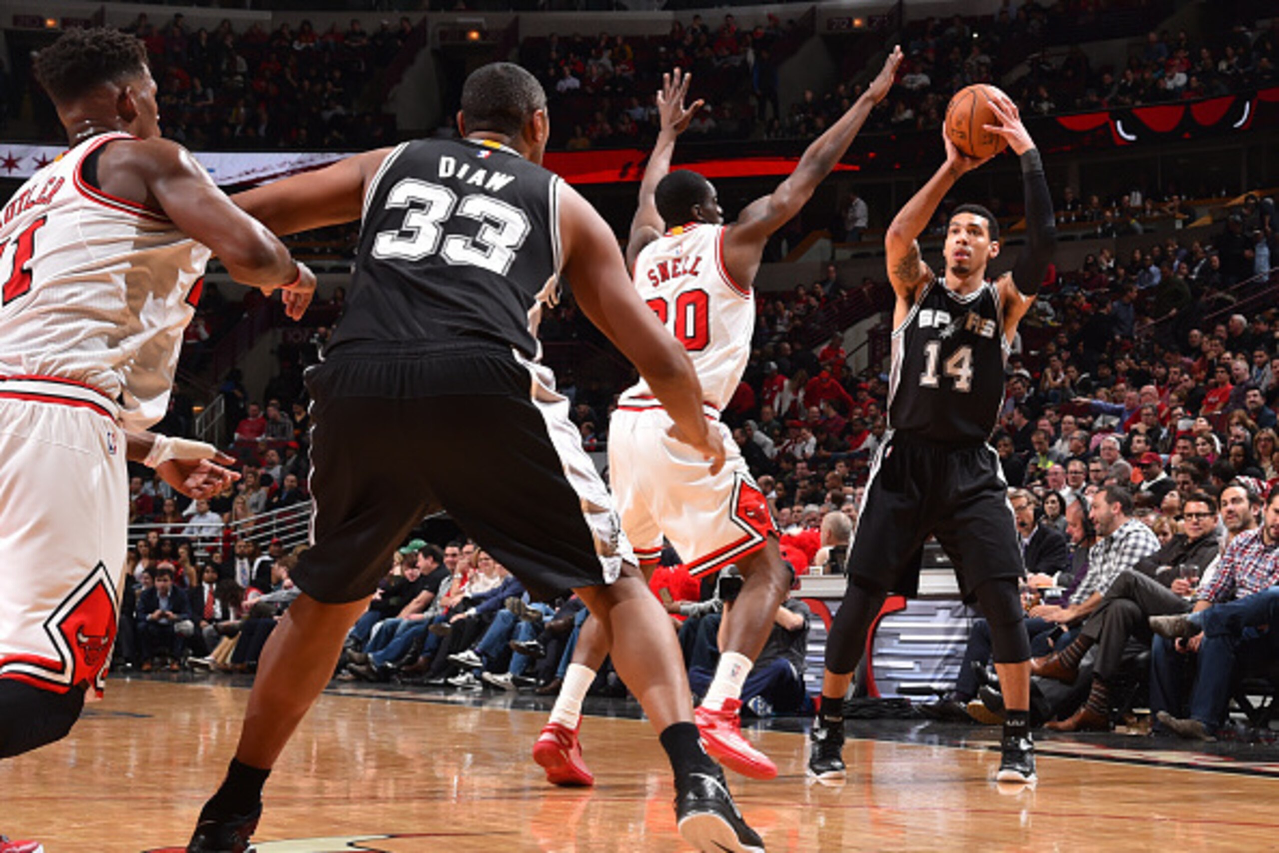 CHICAGO,IL - JANUARY 22: Danny Green #14 of the San Antonio Spurs attempts to pass the ball to teammate Boris Diaw #33 against the Chicago Bulls at the United Center on January 21, 2015 in Chicago, Illinois . NOTE TO USER: User expressly acknowledges and 