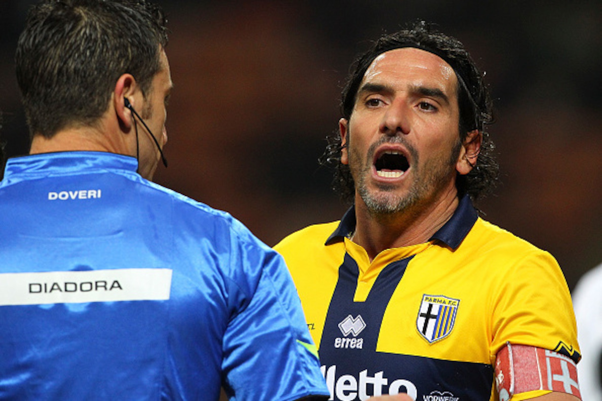 MILAN, ITALY - FEBRUARY 01:  Alessandro Lucarelli (R) of Parma FC speaks to Referee Daniele Doveri (L) during the Serie A match between AC Milan and Parma FC at Stadio Giuseppe Meazza on February 1, 2015 in Milan, Italy.  (Photo by Marco Luzzani/Getty Ima