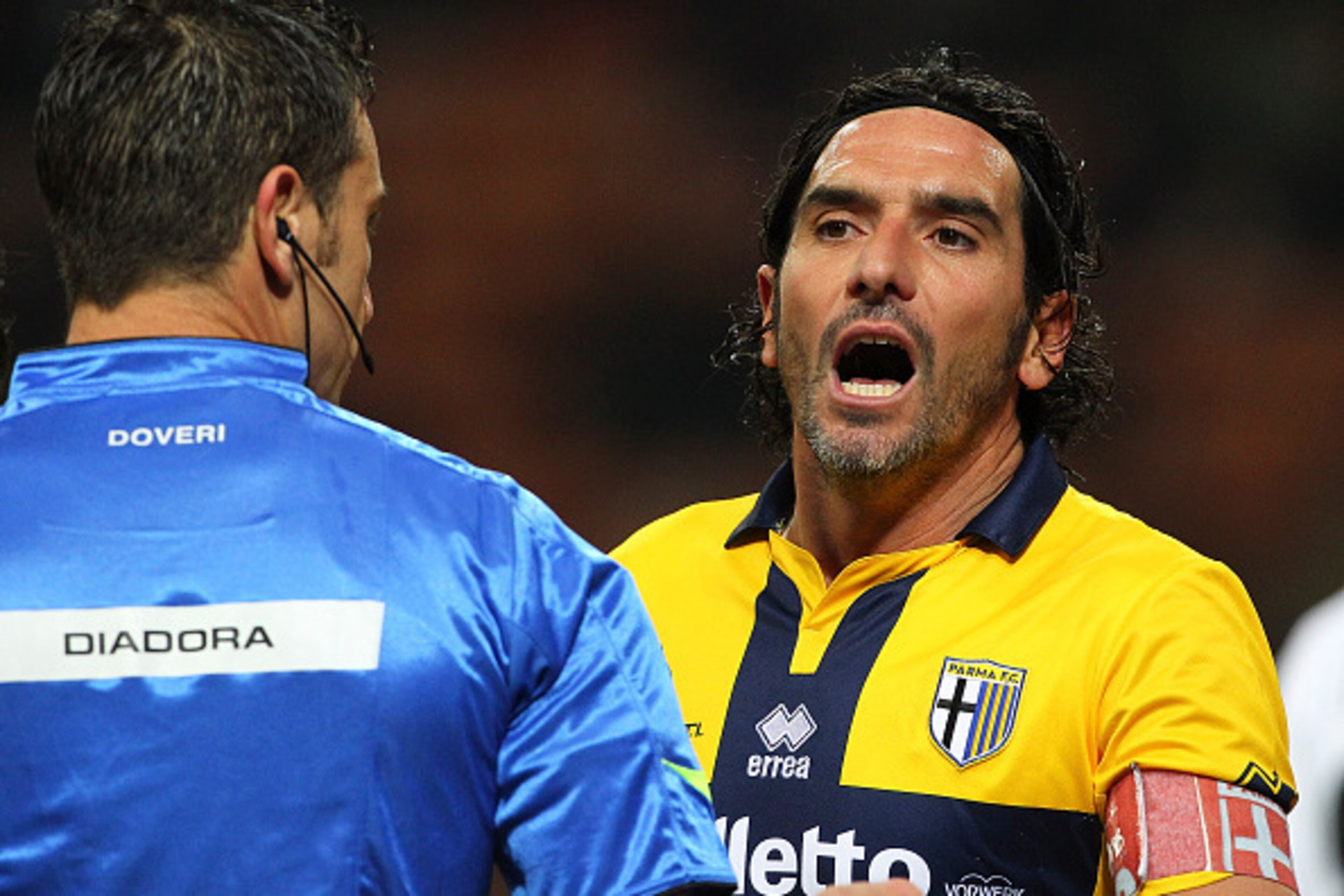 MILAN, ITALY - FEBRUARY 01:  Alessandro Lucarelli (R) of Parma FC speaks to Referee Daniele Doveri (L) during the Serie A match between AC Milan and Parma FC at Stadio Giuseppe Meazza on February 1, 2015 in Milan, Italy.  (Photo by Marco Luzzani/Getty Ima