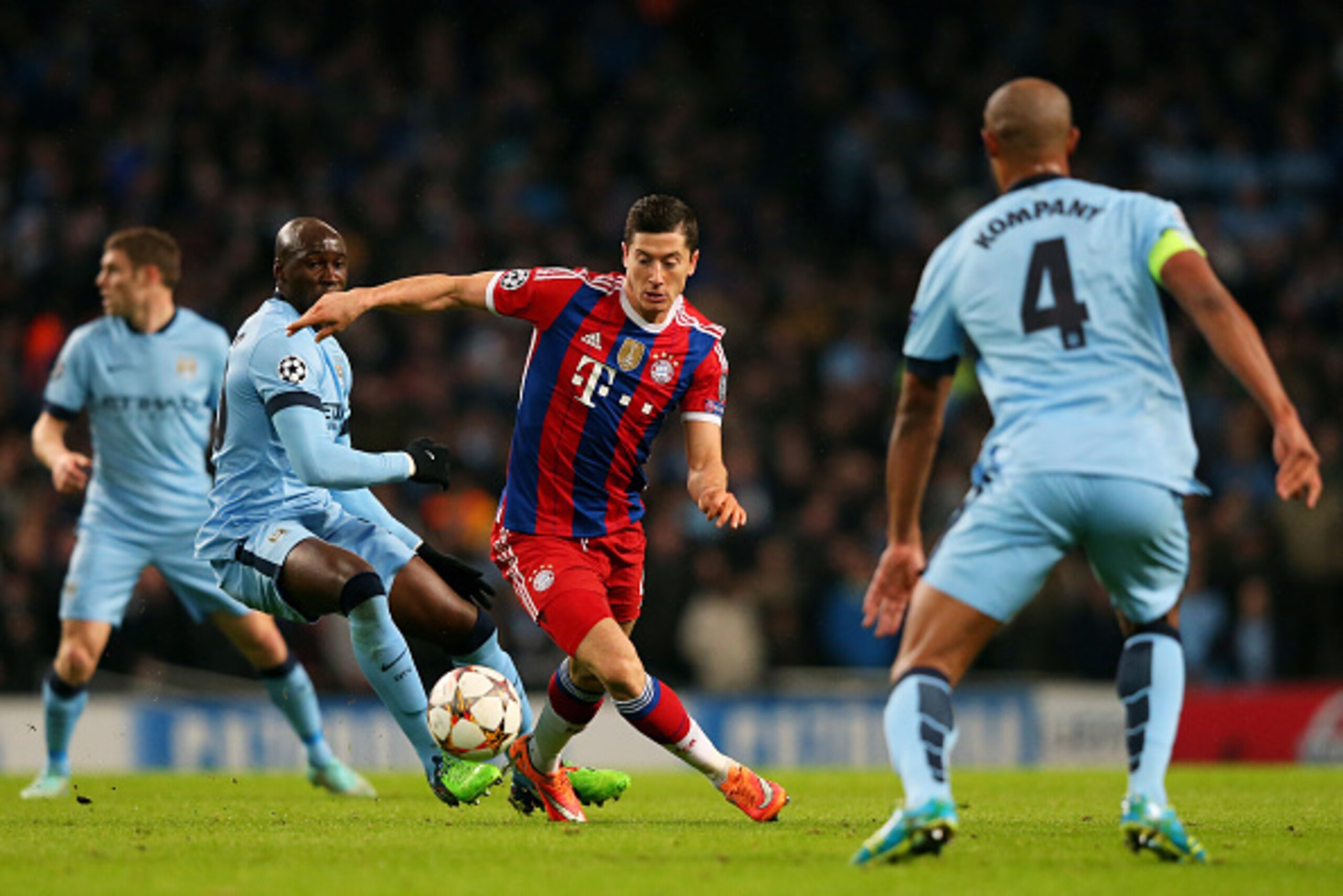 MANCHESTER, ENGLAND - NOVEMBER 25: Robert Lewandowski of Bayern Muenchen controls the ball during the UEFA Champions League Group E match between Manchester City and FC Bayern Muenchen at the Etihad Stadium on November 25, 2014 in Manchester, United King MANCHESTER, ENGLAND - NOVEMBER 25: Robert Lewandowski of Bayern Muenchen controls the ball during the UEFA Champions League Group E match between Manchester City and FC Bayern Muenchen at the Etihad Stadium on November 25, 2014 in Manchester, United King