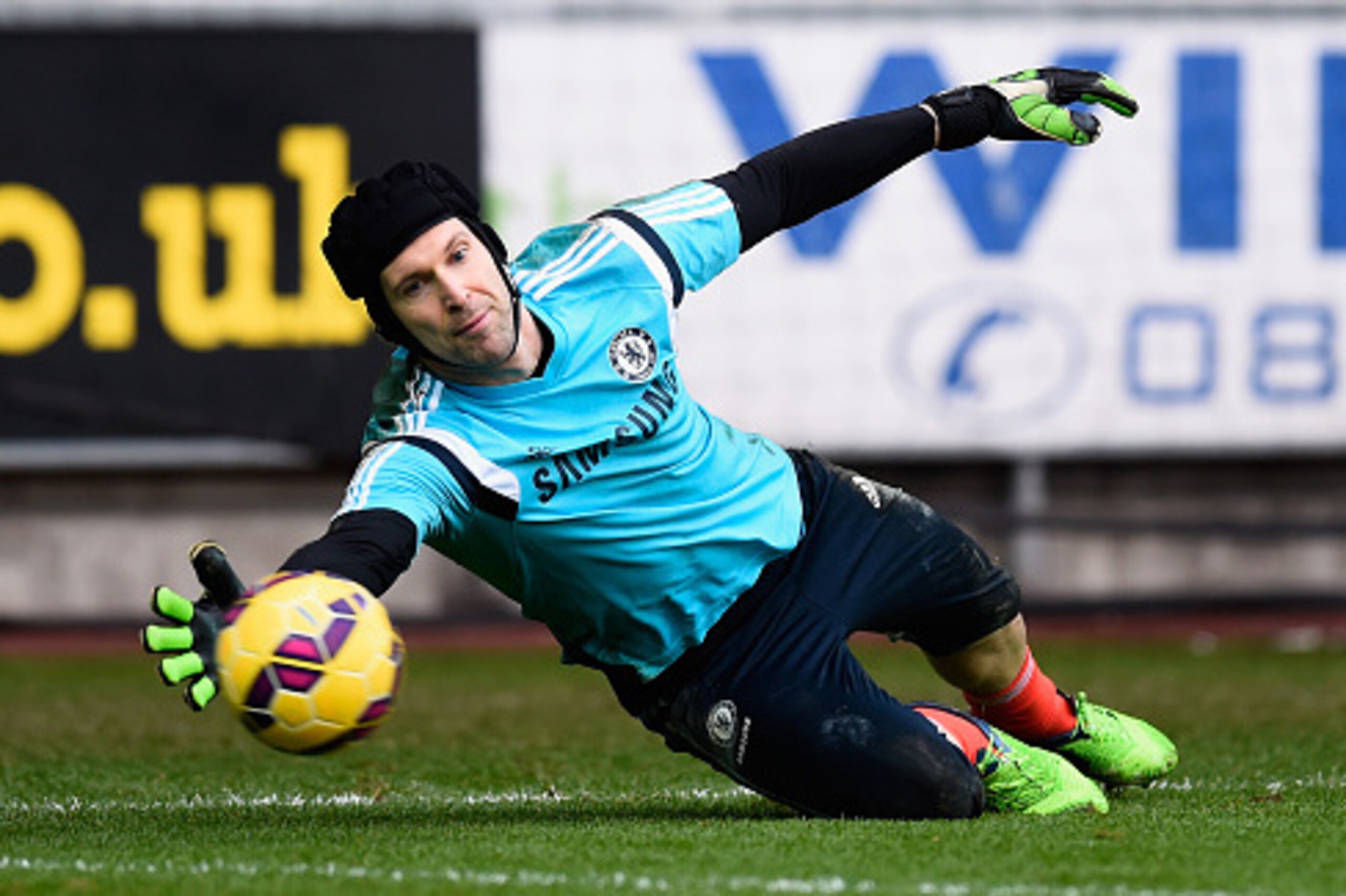 SWANSEA, WALES - JANUARY 17: Chelsea goalkeeper Petr Cech in action before the Barclays Premier League match between Swansea City and Chelsea at Liberty Stadium on January 17, 2015 in Swansea, Wales. (Photo by Stu Forster/Getty Images) SWANSEA, WALES - JANUARY 17: Chelsea goalkeeper Petr Cech in action before the Barclays Premier League match between Swansea City and Chelsea at Liberty Stadium on January 17, 2015 in Swansea, Wales. (Photo by Stu Forster/Getty Images)