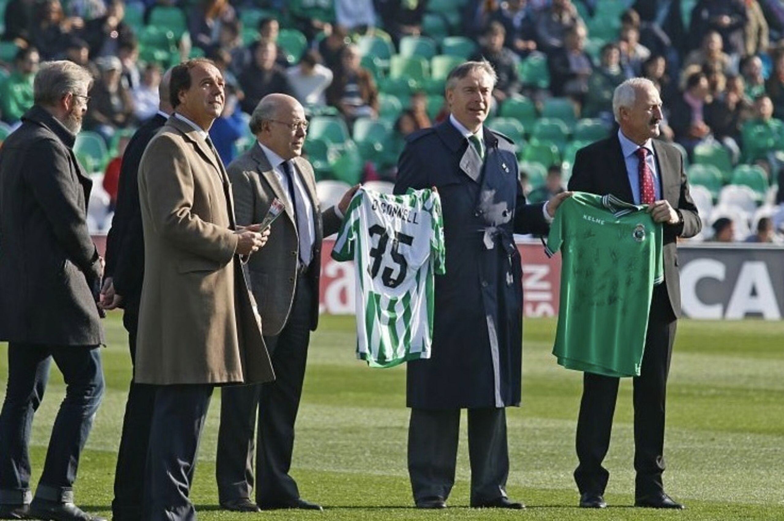 Real Betis and Racing Santander directors commemorate Patrick O'Connell before their recent game.