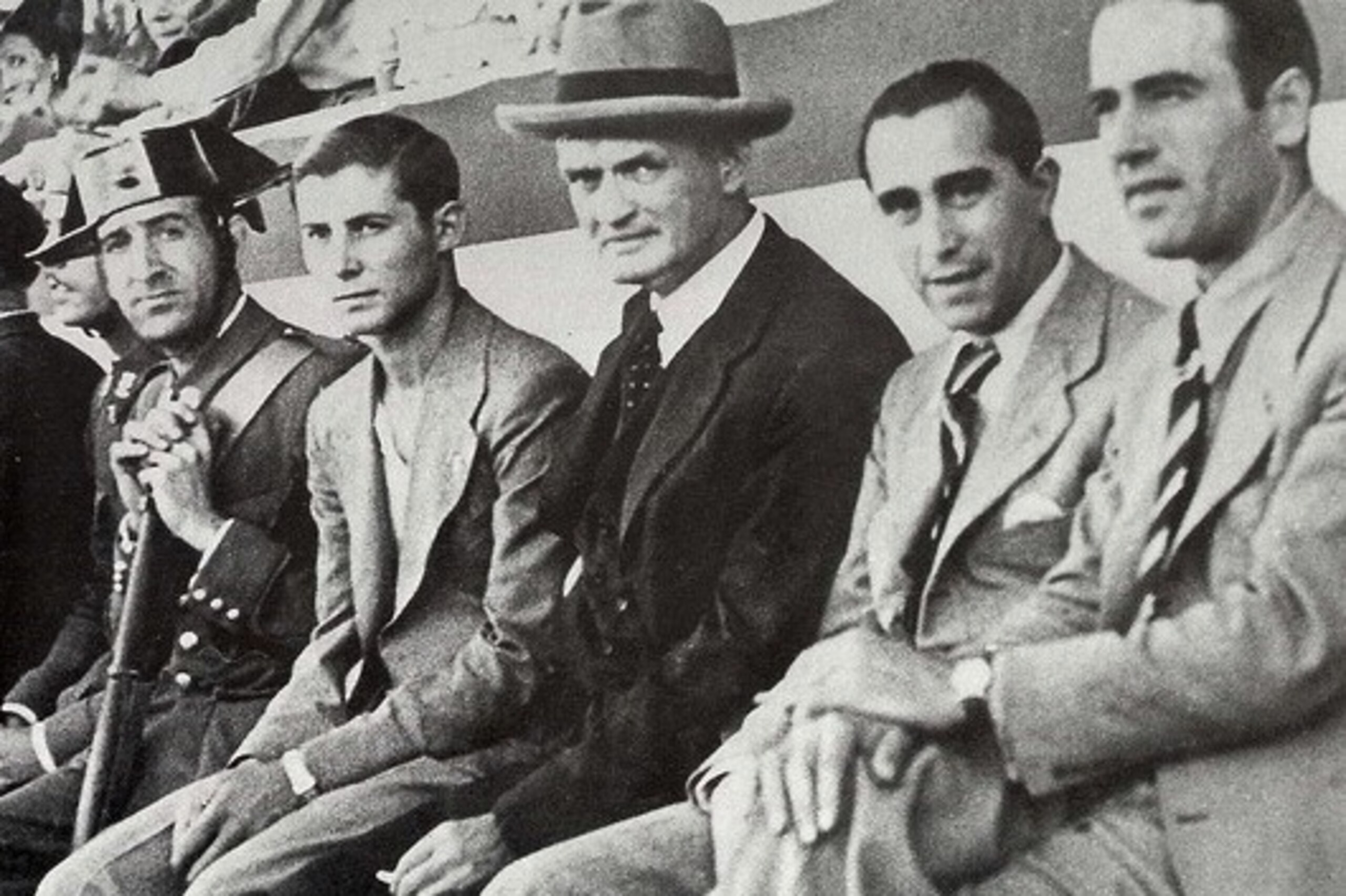 Patrick O'Connell (centre) whilst in charge of FC Barcelona.