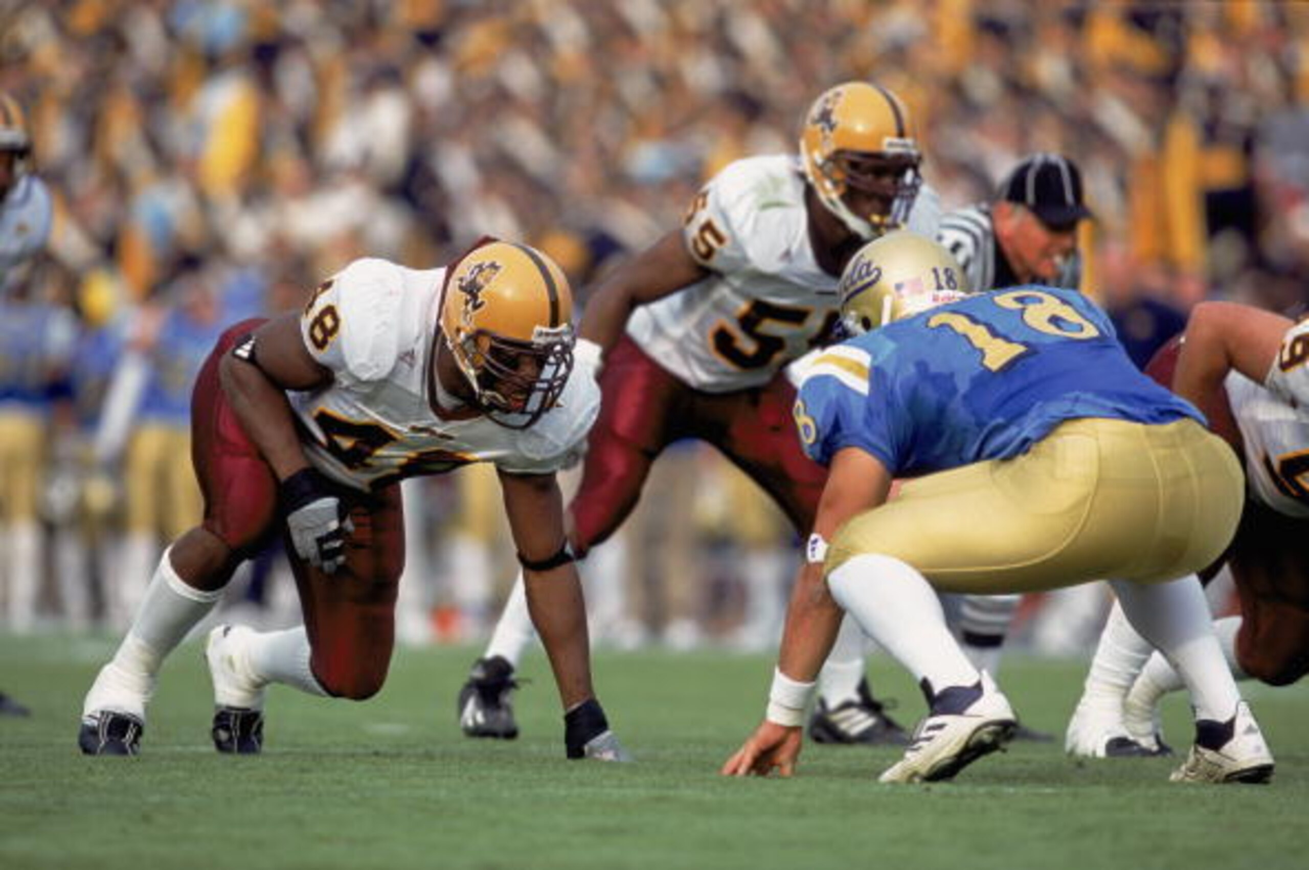 1 Dec 2001: Terrell Suggs #48 of the Arizona State Sun Devils lines up across from Mike Seidman #18 of the UCLA Bruins during the Pac-10 Conference football game at the Rose Bowl in Pasadena, California. The Bruins defeated the Sun Devils 52-42. Mandato 1 Dec 2001: Terrell Suggs #48 of the Arizona State Sun Devils lines up across from Mike Seidman #18 of the UCLA Bruins during the Pac-10 Conference football game at the Rose Bowl in Pasadena, California. The Bruins defeated the Sun Devils 52-42. Mandato