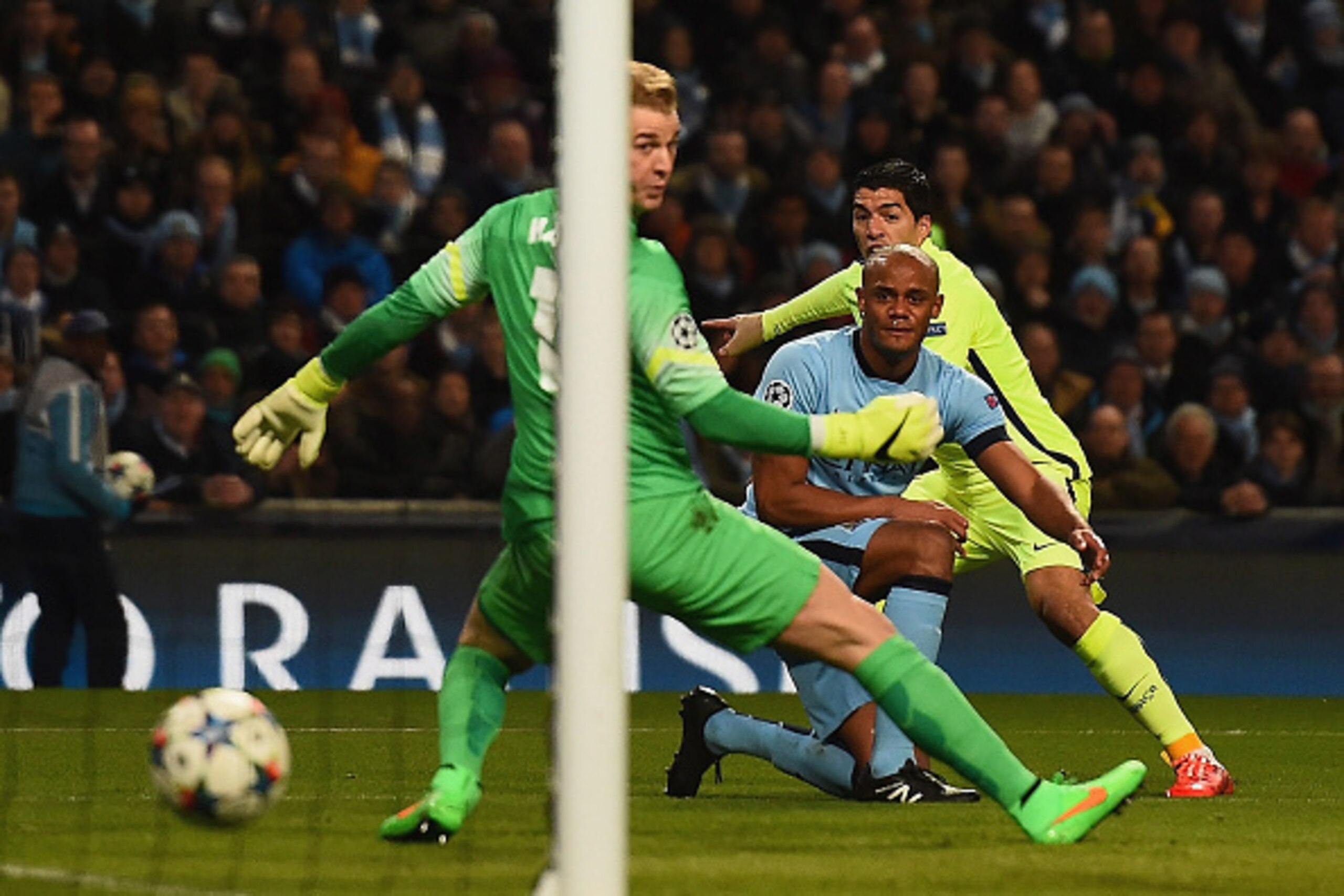 MANCHESTER, ENGLAND - FEBRUARY 24:  Luis Suarez of Barcelona scores the opening goal past Joe Hart of Manchester City during the UEFA Champions League Round of 16 match between Manchester City and Barcelona at Etihad Stadium on February 24, 2015 in Manche