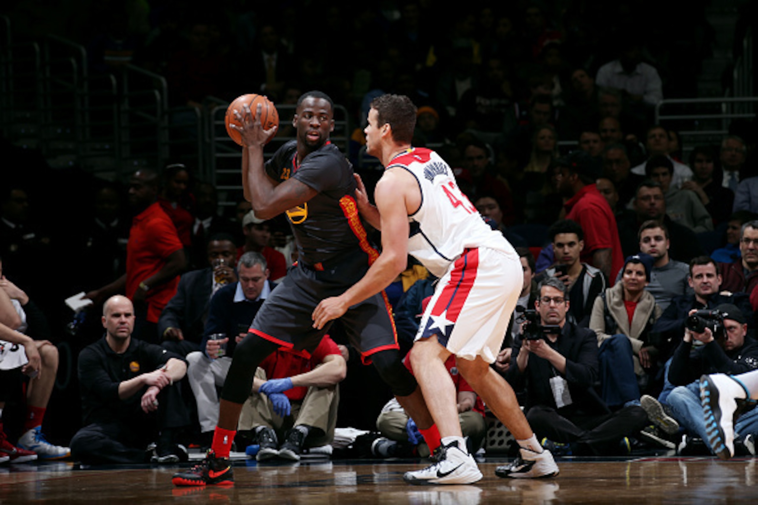 WASHINGTON, DC -  FEBRUARY 24: Draymond Green #23 of the Golden State Warriors handles the ball against Kris Humphries #43 of the Washington Wizards on February 24, 2015 at Verizon Center in Washington, DC. NOTE TO USER: User expressly acknowledges and ag