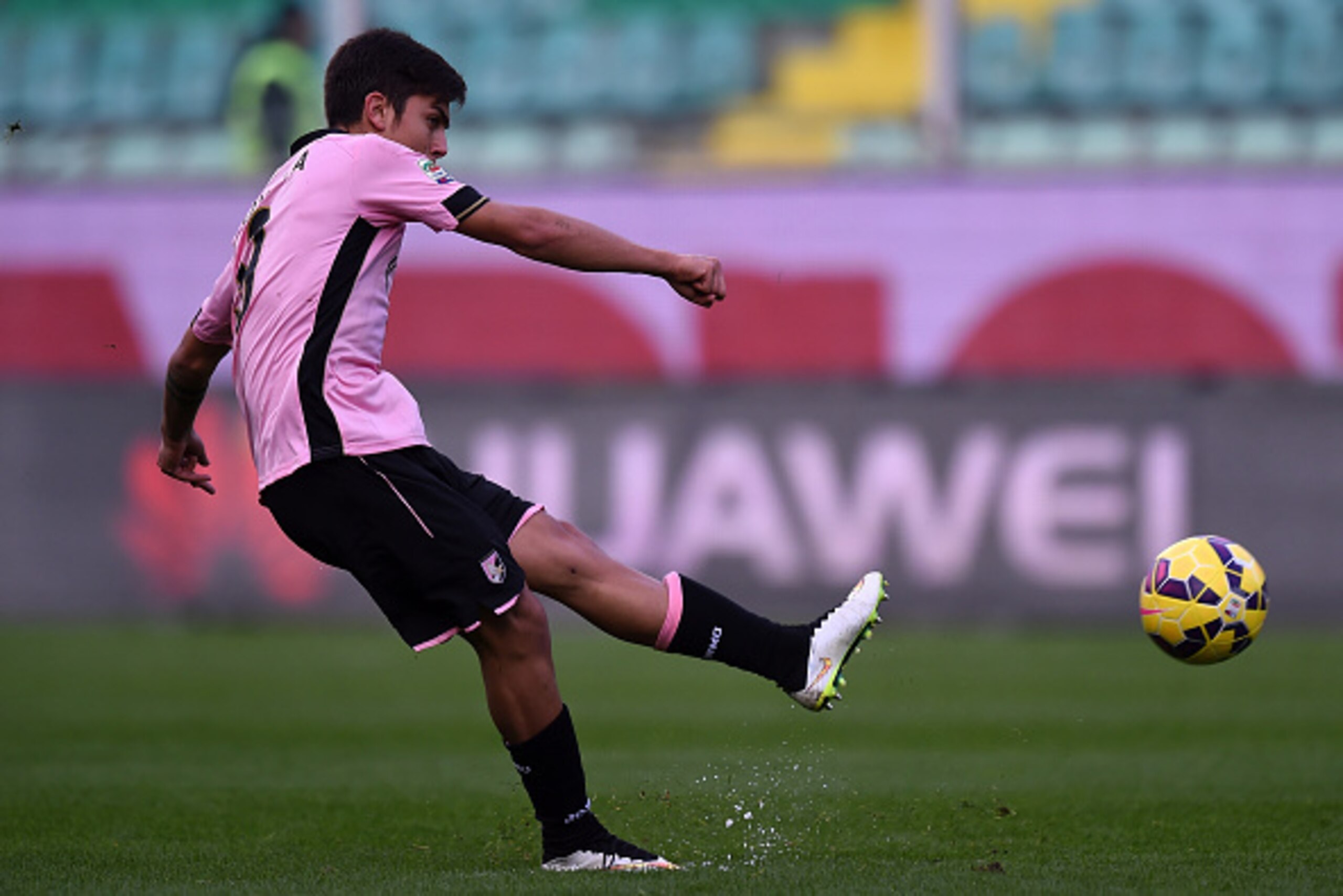 PALERMO, ITALY - FEBRUARY 01:  Paulo Dybala of Palermo scores the equalizing goal during the Serie A match between US Citta di Palermo and Hellas Verona FC at Stadio Renzo Barbera on February 1, 2015 in Palermo, Italy.  (Photo by Tullio M. Puglia/Getty Im