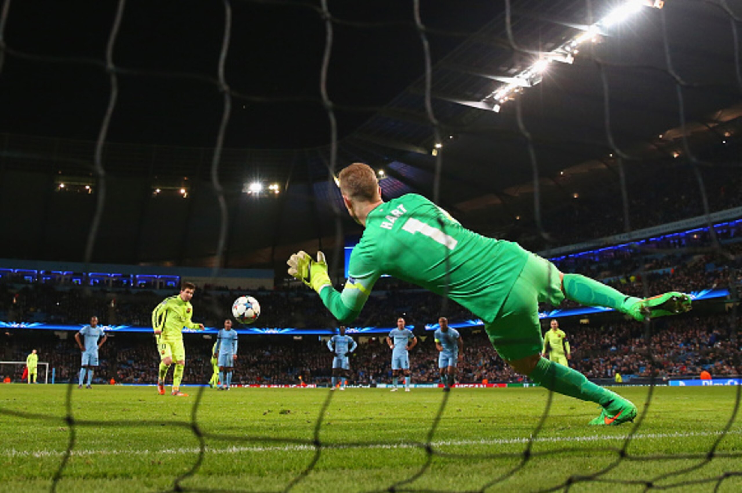 MANCHESTER, ENGLAND - FEBRUARY 24: Joe Hart of Manchester City saves a penalty from Lionel Messi of Barcelona during the UEFA Champions League Round of 16 match between Manchester City and Barcelona at Etihad Stadium on February 24, 2015 in Manchester, Un MANCHESTER, ENGLAND - FEBRUARY 24: Joe Hart of Manchester City saves a penalty from Lionel Messi of Barcelona during the UEFA Champions League Round of 16 match between Manchester City and Barcelona at Etihad Stadium on February 24, 2015 in Manchester, Un