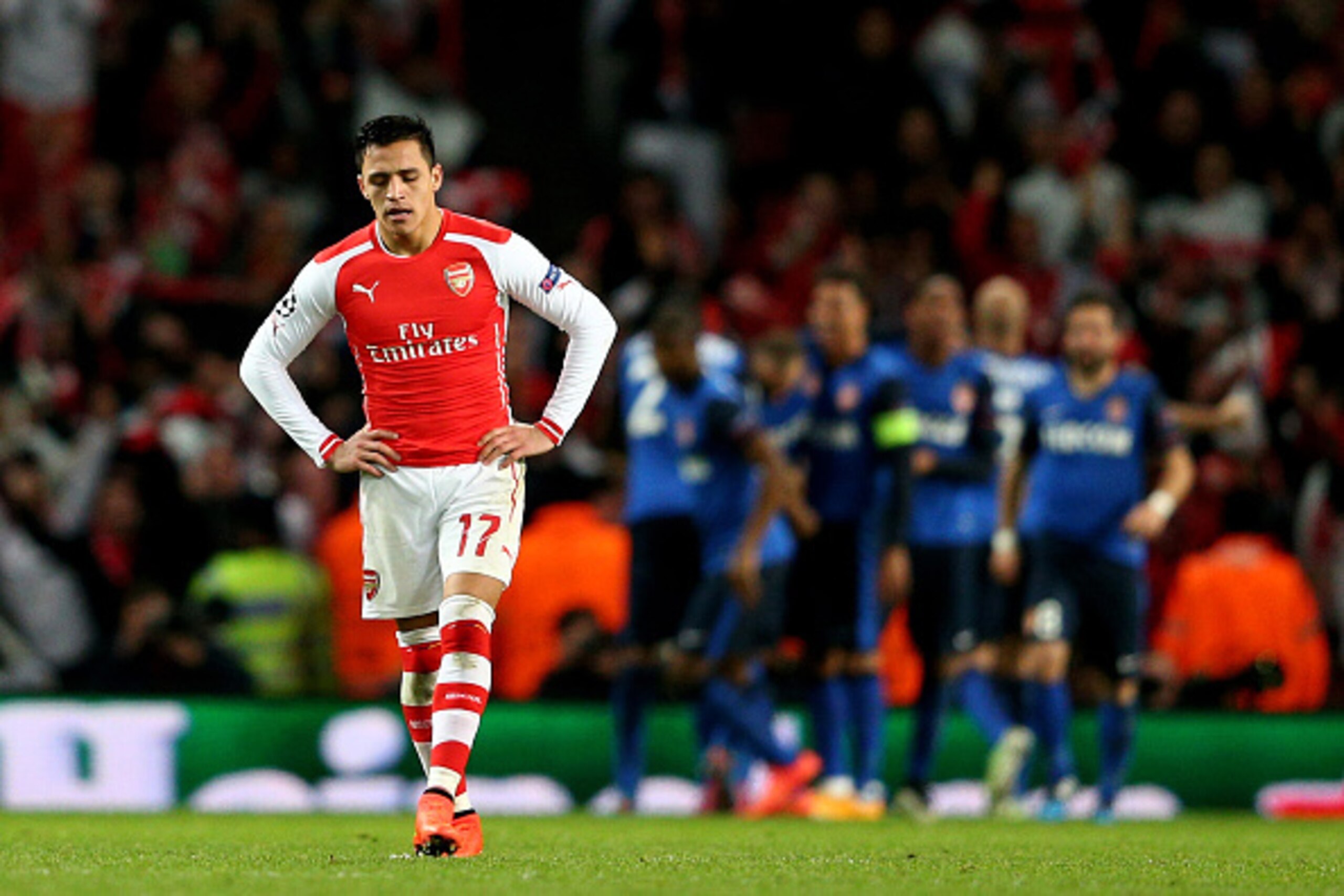 LO DON, ENGLAND - FEBRUARY 25:  A dejected Alexis Sanchez of Arsenal reacts after his team concede a second goal during the UEFA Champions League round of 16, first leg match between Arsenal and Monaco at The Emirates Stadium on February 25, 2015 in Londo