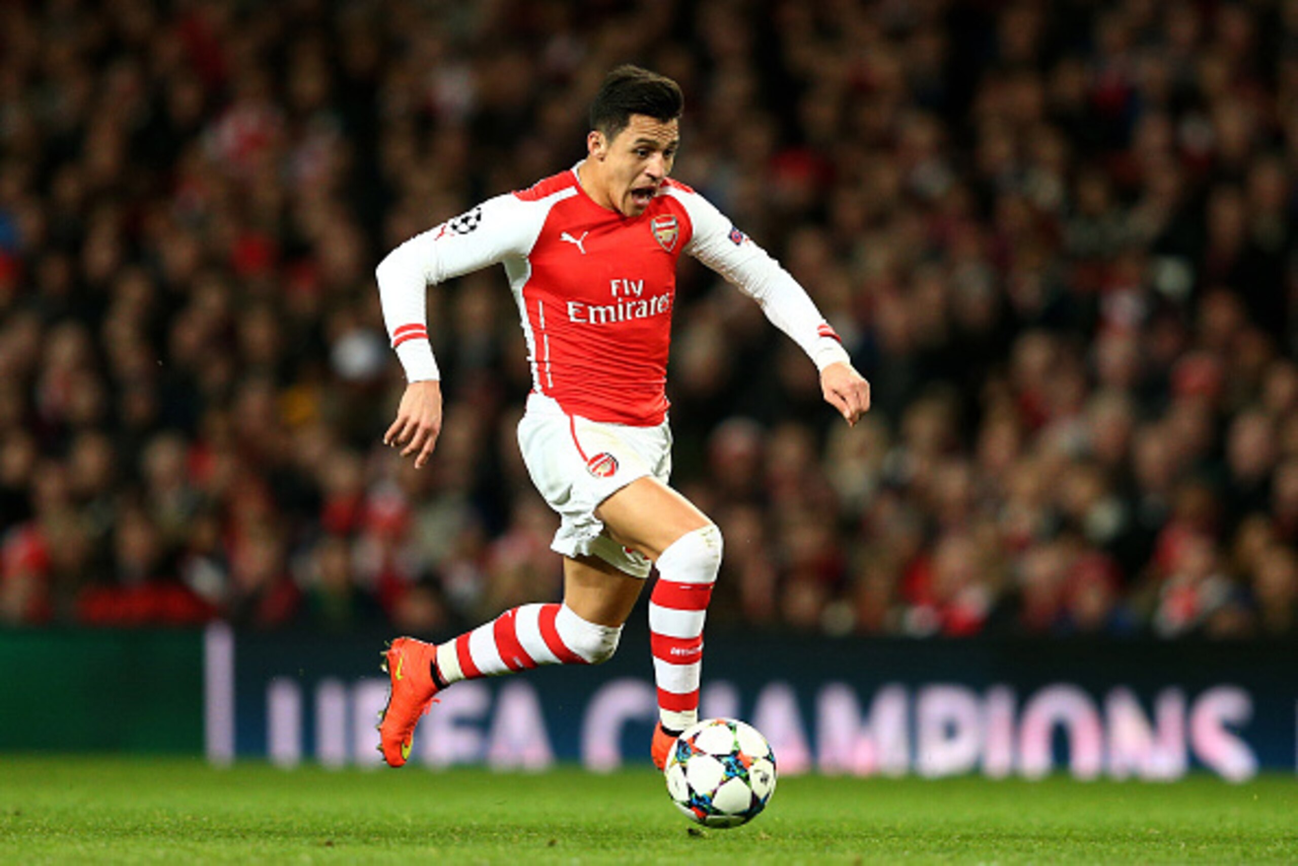 LONDON, ENGLAND - FEBRUARY 25:  Alexis Sanchez of Arsenal runs with the ball during the UEFA Champions League round of 16, first leg match between Arsenal and Monaco at The Emirates Stadium on February 25, 2015 in London, United Kingdom.  (Photo by Clive 