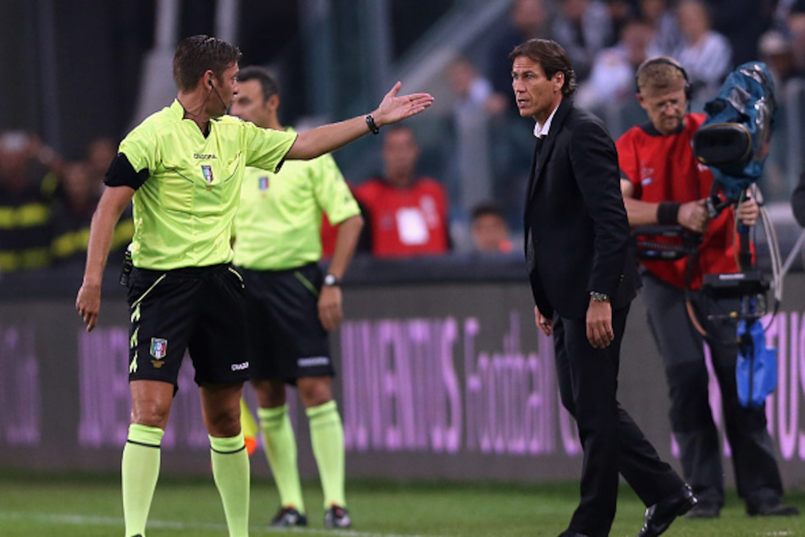 TURIN, ITALY - OCTOBER 05: Referee Gianluca Rocchi gestures to the Roma coach Rudi Garcia during the Serie A match between Juventus FC and AS Roma at Juventus Arena on October 5, 2014 in Turin, Italy. (Photo by Maurizio Lagana/Getty Images) TURIN, ITALY - OCTOBER 05: Referee Gianluca Rocchi gestures to the Roma coach Rudi Garcia during the Serie A match between Juventus FC and AS Roma at Juventus Arena on October 5, 2014 in Turin, Italy. (Photo by Maurizio Lagana/Getty Images)