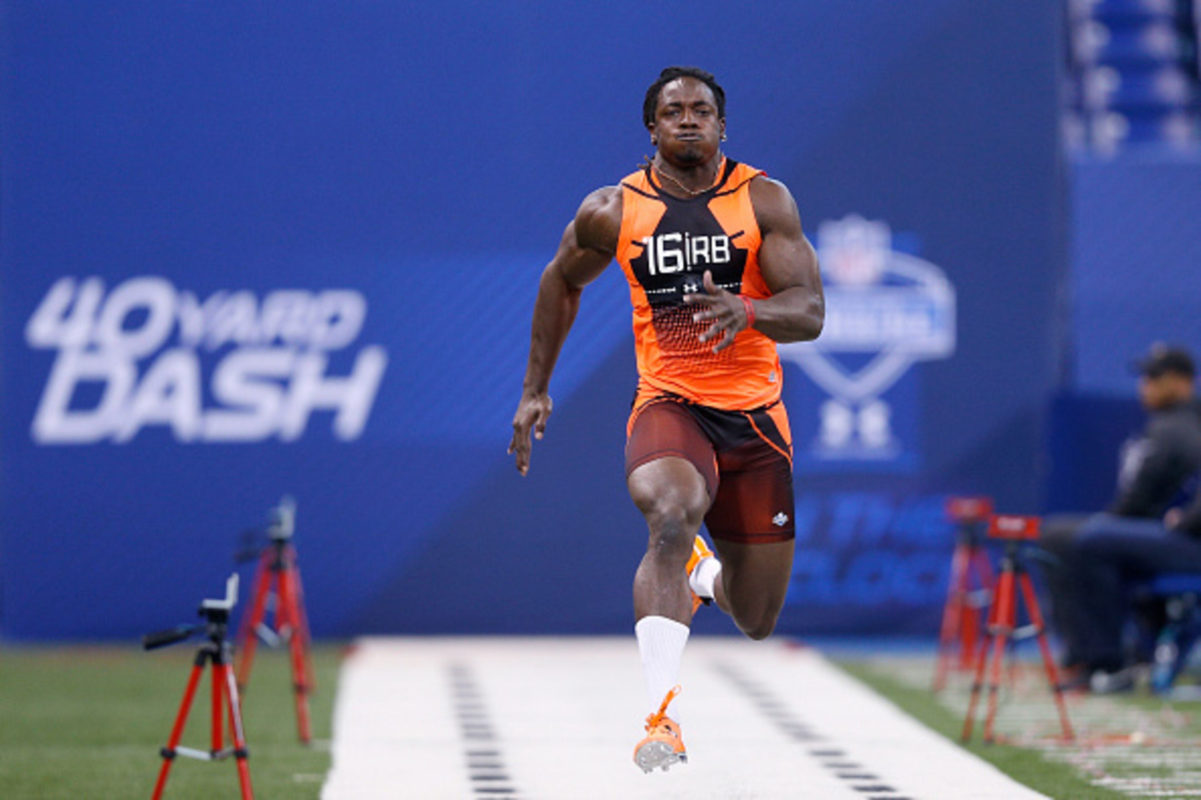INDIANAPOLIS, IN - FEBRUARY 21: Running back Melvin Gordon of Wisconsin runs the 40-yard dash during the 2015 NFL Scouting Combine at Lucas Oil Stadium on February 21, 2015 in Indianapolis, Indiana. (Photo by Joe Robbins/Getty Images) INDIANAPOLIS, IN - FEBRUARY 21: Running back Melvin Gordon of Wisconsin runs the 40-yard dash during the 2015 NFL Scouting Combine at Lucas Oil Stadium on February 21, 2015 in Indianapolis, Indiana. (Photo by Joe Robbins/Getty Images)