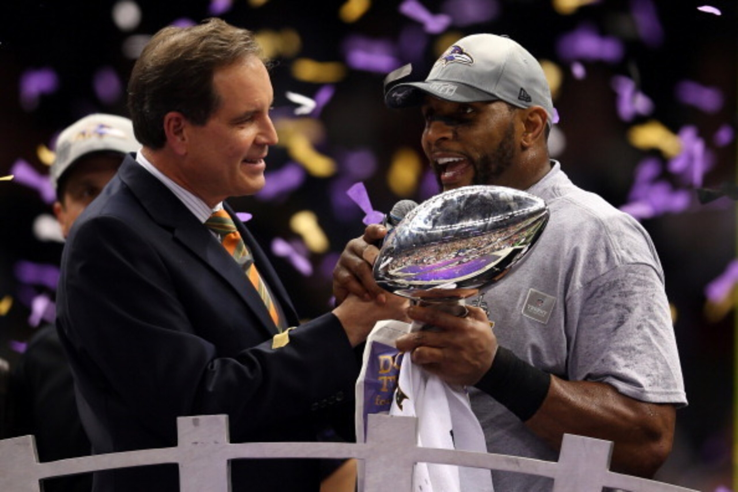 NEW ORLEANS, LA - FEBRUARY 03: CBS Host Jim Nantz (L) speaks with Ray Lewis #52 of the Baltimore Ravens after defeating the San Francisco 49ers during Super Bowl XLVII at the Mercedes-Benz Superdome on February 3, 2013 in New Orleans, Louisiana. The Raven
