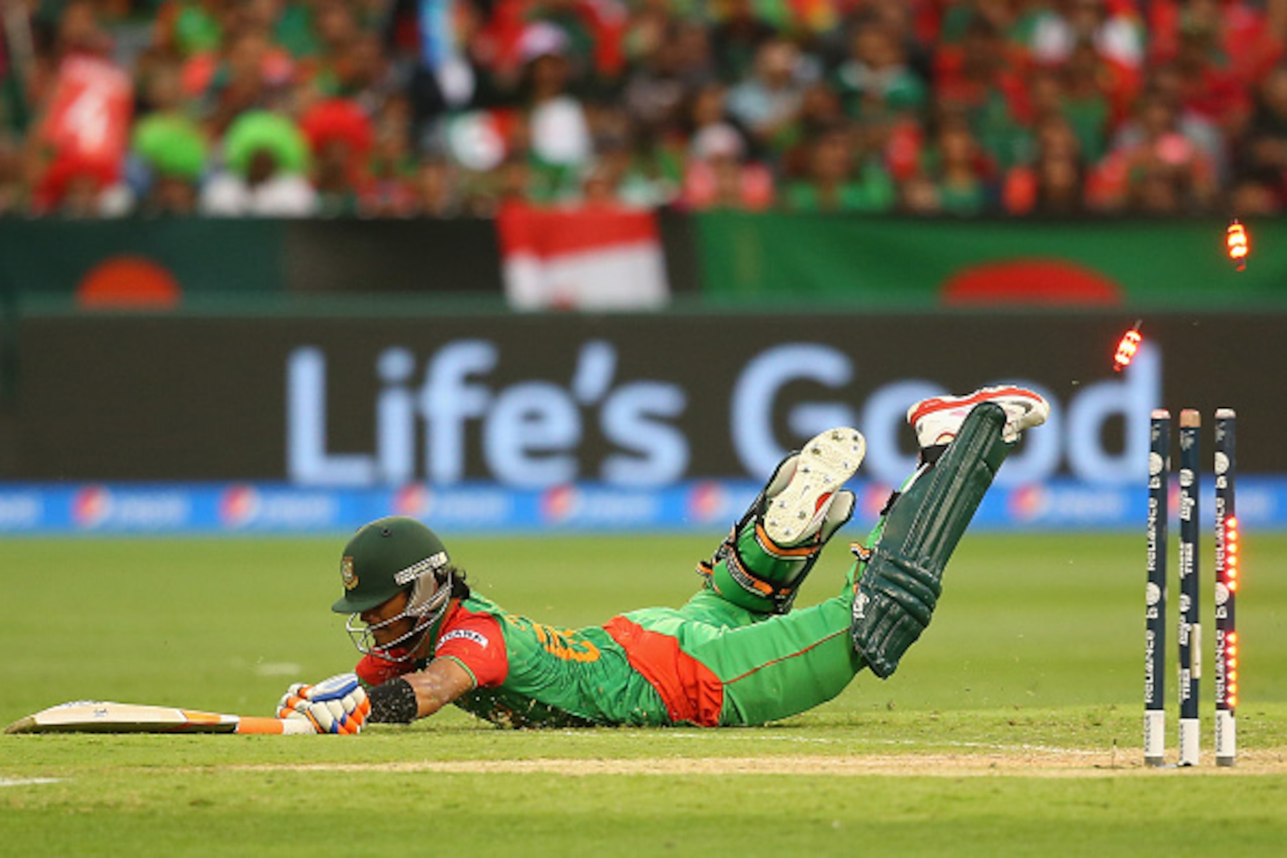 MELBOURNE, AUSTRALIA - FEBRUARY 26: Mahmudullah of Bangladesh dives to avoid being run out during the 2015 ICC Cricket World Cup match between Sri Lanka and Bangladesh at Melbourne Cricket Ground on February 26, 2015 in Melbourne, Australia. (Photo by Q MELBOURNE, AUSTRALIA - FEBRUARY 26: Mahmudullah of Bangladesh dives to avoid being run out during the 2015 ICC Cricket World Cup match between Sri Lanka and Bangladesh at Melbourne Cricket Ground on February 26, 2015 in Melbourne, Australia. (Photo by Q