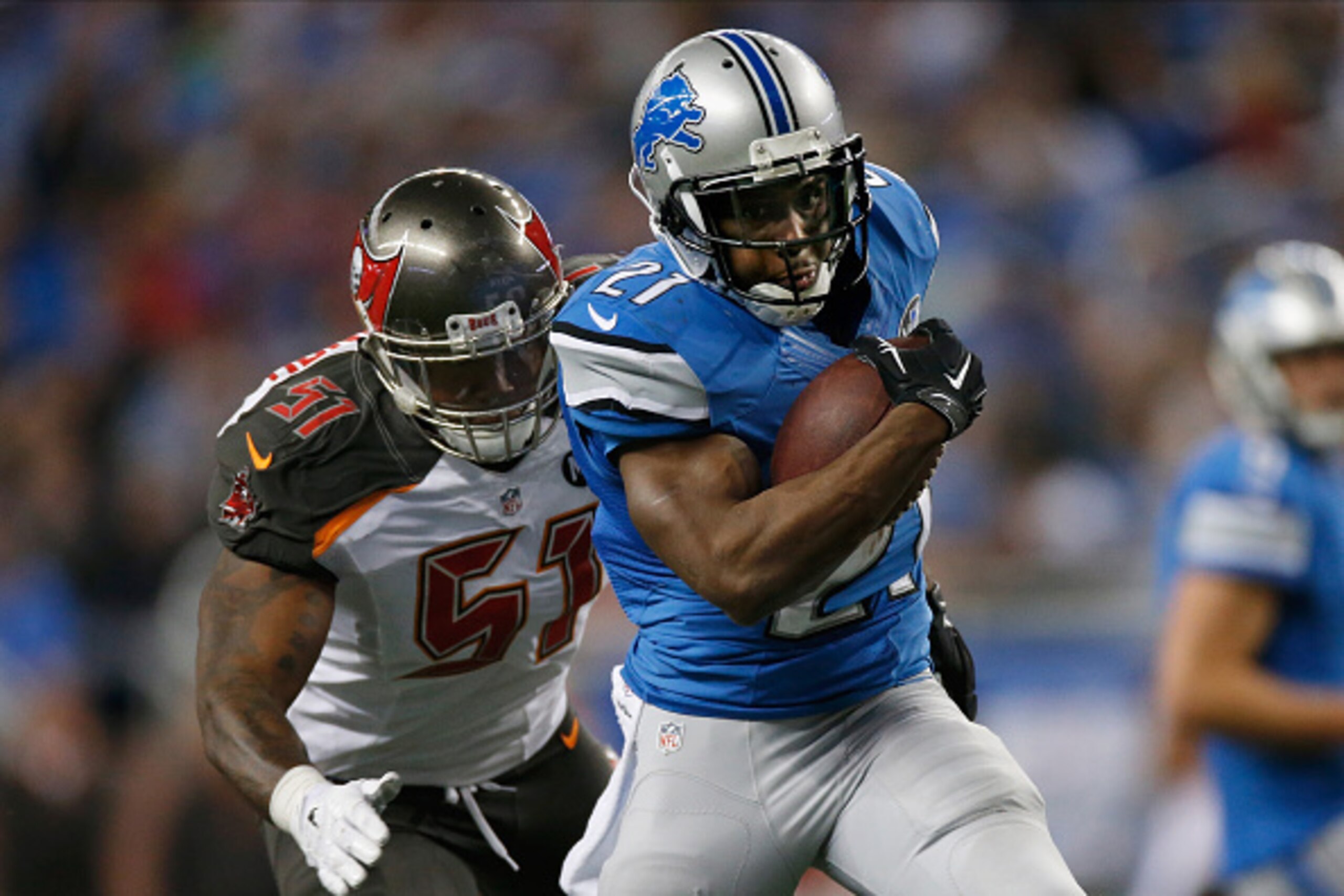 DETROIT, MI - DECEMBER 07: Reggie Bush #21 of the Detroit Lions looks to avoid the tackle by Danny Lansanah #51 of the Tampa Bay Buccaneers in the third quarter at Ford Field on December 07, 2014 in Detroit, Michigan. The Detroit Lions won the game 34-17.